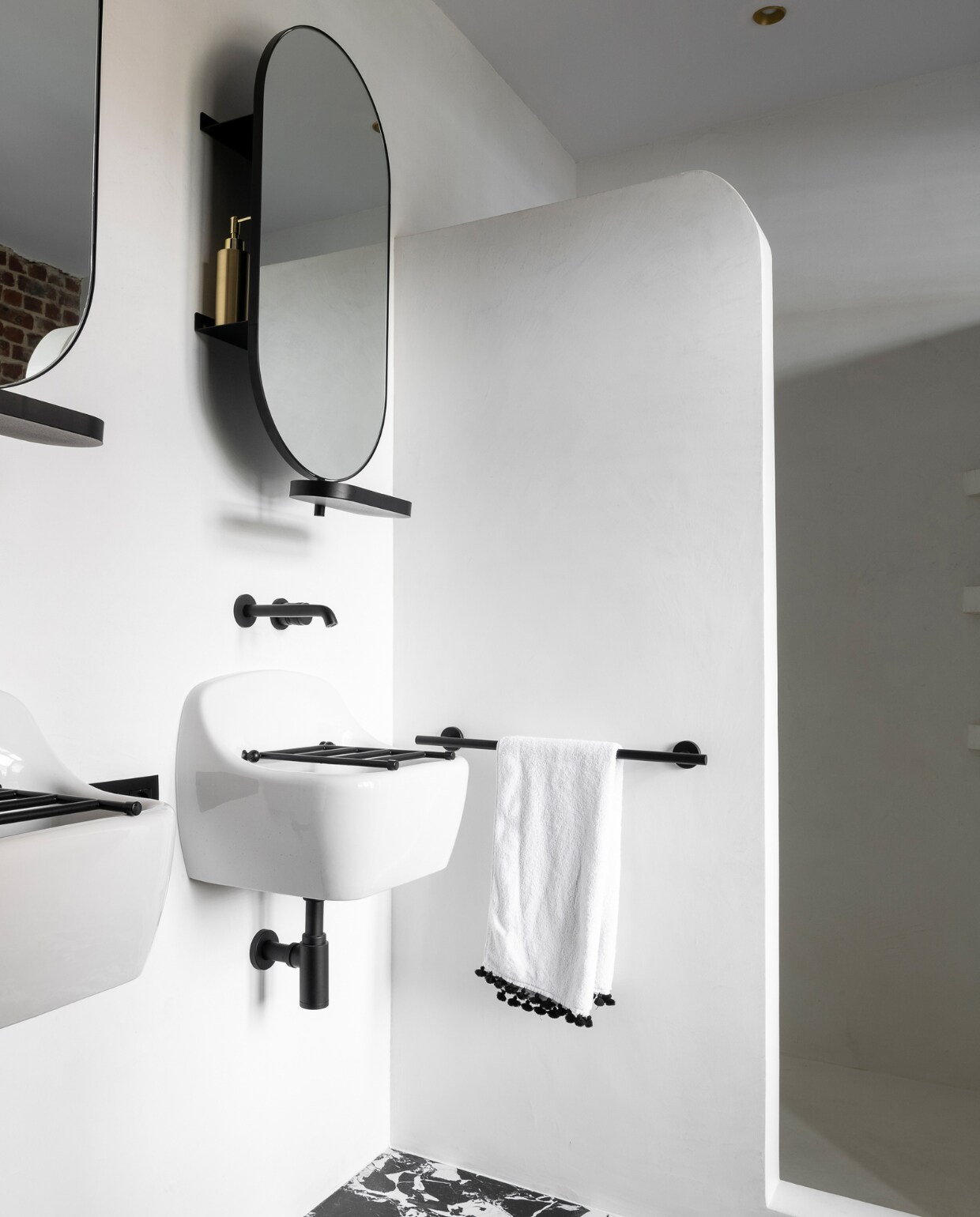 Wastafels RotorDC, spiegels Made, kranen X2O, handdoekenrek Mia Zia. Beton ciré douchewand Mortex, vloertegels B&amp;W Marble. Overig onbekend. vtwonen 121-2023 | styling Amélie Jacob | fotografie Jonah Samyn