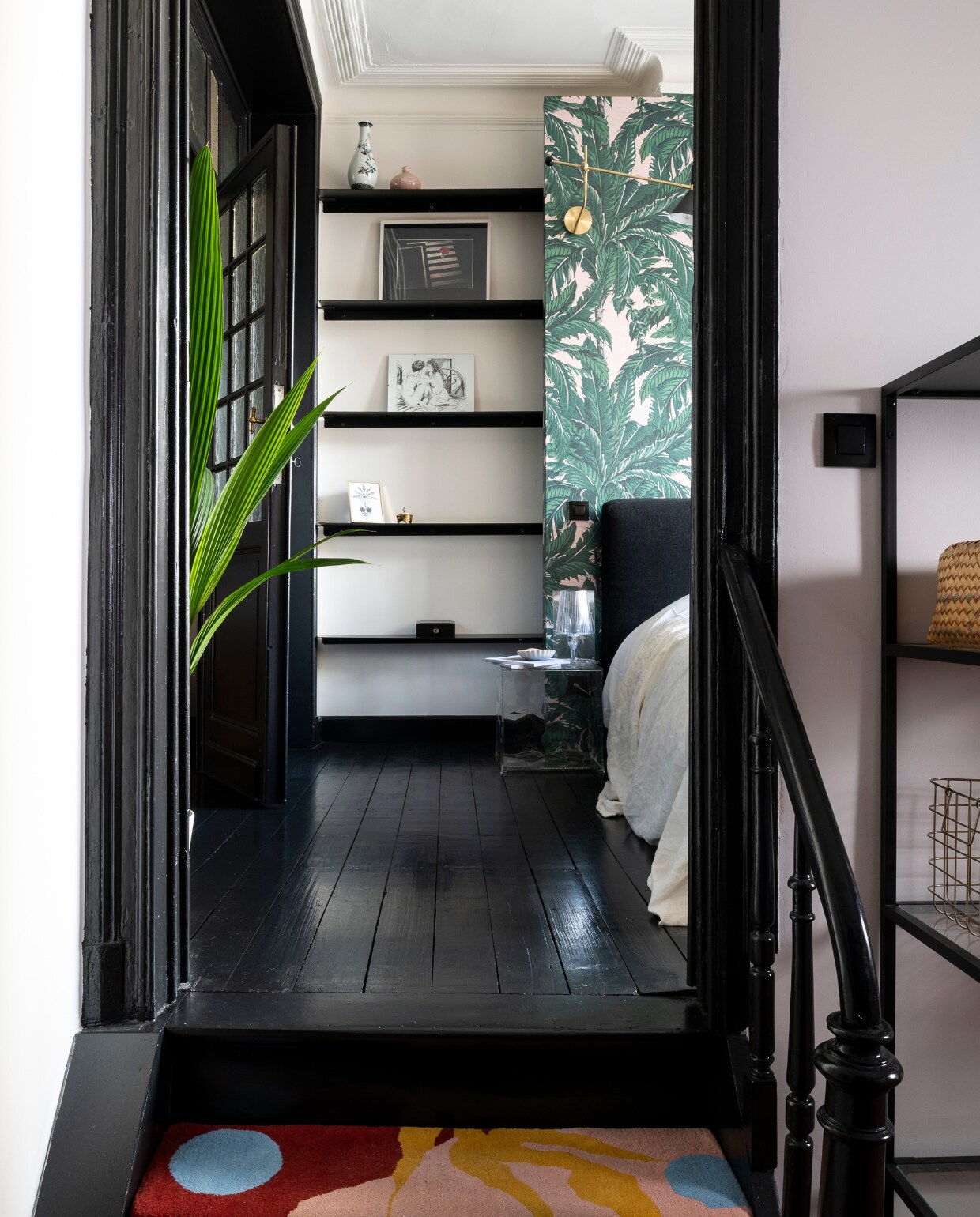Trap bekleed met gerecycled tapijt van Maxime Mouroux. Wandkast zelfgemaakt. Behang Eijffinger, bed Sits, dekbedovertrek H&amp;M Home. Overig onbekend. vtwonen 121-2023 | styling Amélie Jacob | fotografie Jonah Samyn