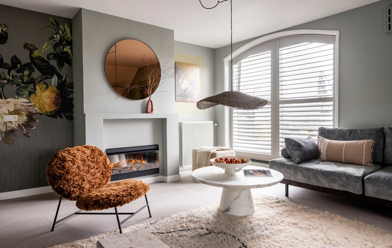 Spiegel (aytmdesign.com). Bank, fauteuil, poef (eijerkamp.nl). Flexa Creations muurverf Airy Foliage, kleurvlak Grungy Roots (flexa.nl). Op maat gemaakte shutters in kleur Grey White (jasnoshutters.nl). Vloer Ustica Cera touch 50 cera 0272 B (woninginrichting-aanhuis.nl). Kunstwerk Schotse Hooglander Portret van Diana van Tankeren (werkaandemuur.nl). Vloerkleed E la nave va (zakariarugs.com). Lampvoet met lampenkap (light-living.com). Banken met armkussens, kussens in dezelfde stof als de bank, bijzettafel met tegels, beige harig kussen Meadow (eijerkamp.nl). Rechthoekig beige kussen, rechter beige kussen (malagoon.com). Marmerlook salontafel van Polspotten, schaal van Serax, hanglamp van Bloomingville, vaas van Bloomingville (vtwonen.nl). Kandelaar (basiclabel.nl). Weer verliefd op je huis seizoen 17 aflevering 8 | styling Frans Uyterlinde | fotografie Sonja Velda