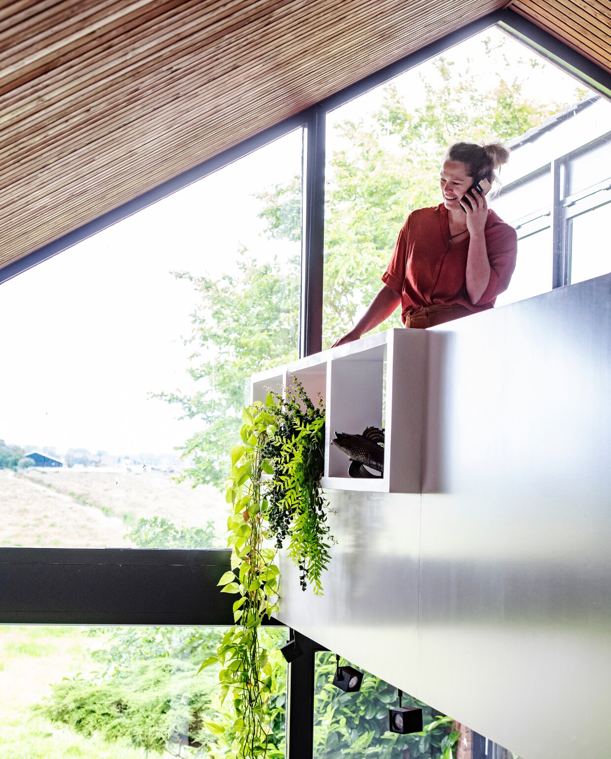 Angela op de mezzanine vtwonen 01-2020 | styling kim timmerman/insidehomepage | fotografie louis lemaire