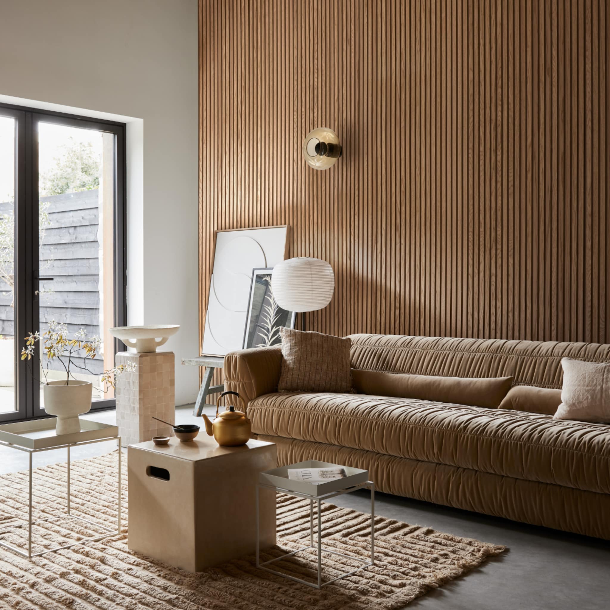 maak een accentmuur in de woonkamer met houten wandpanelen