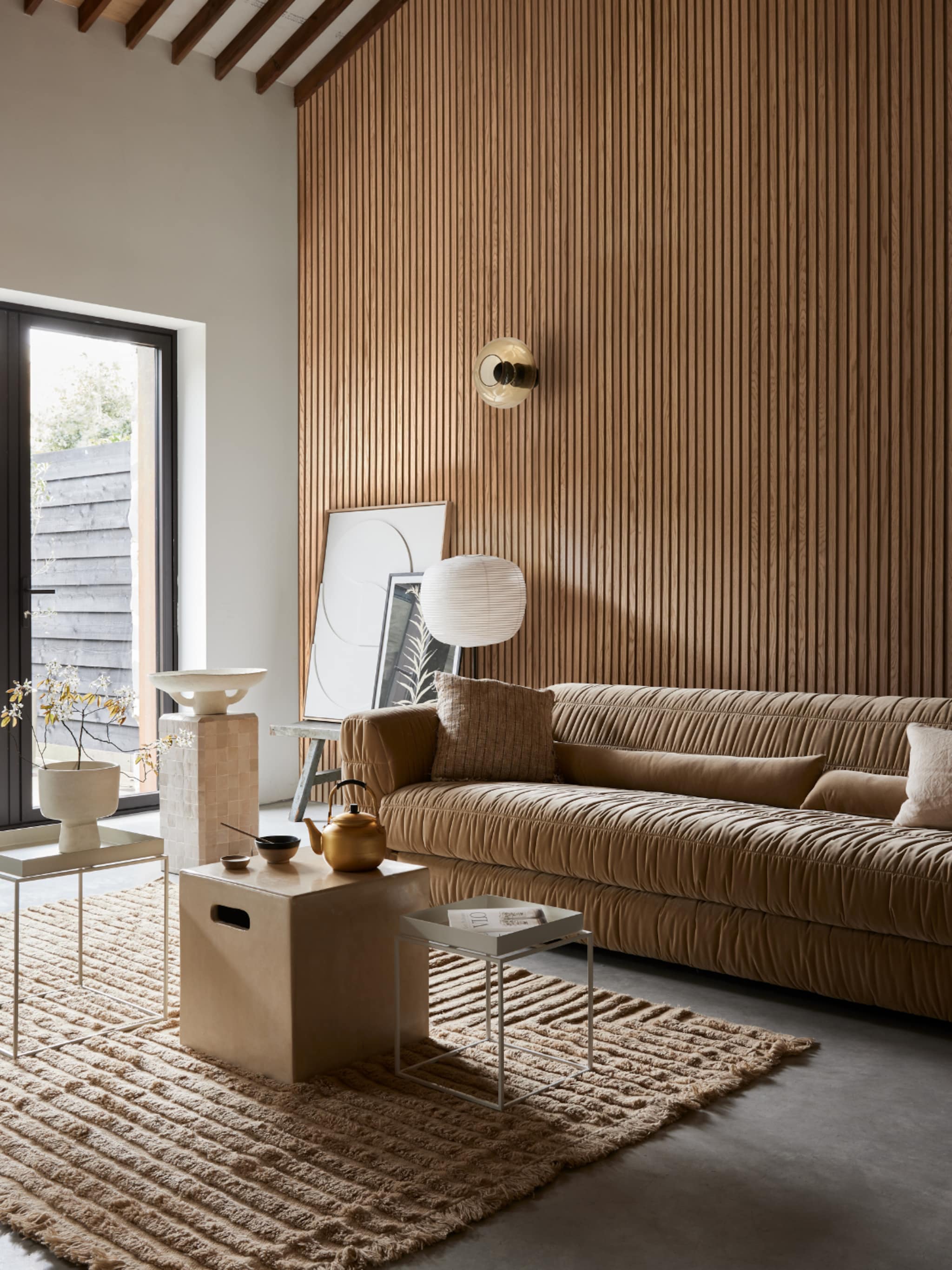 maak een accentmuur in de woonkamer met houten wandpanelen