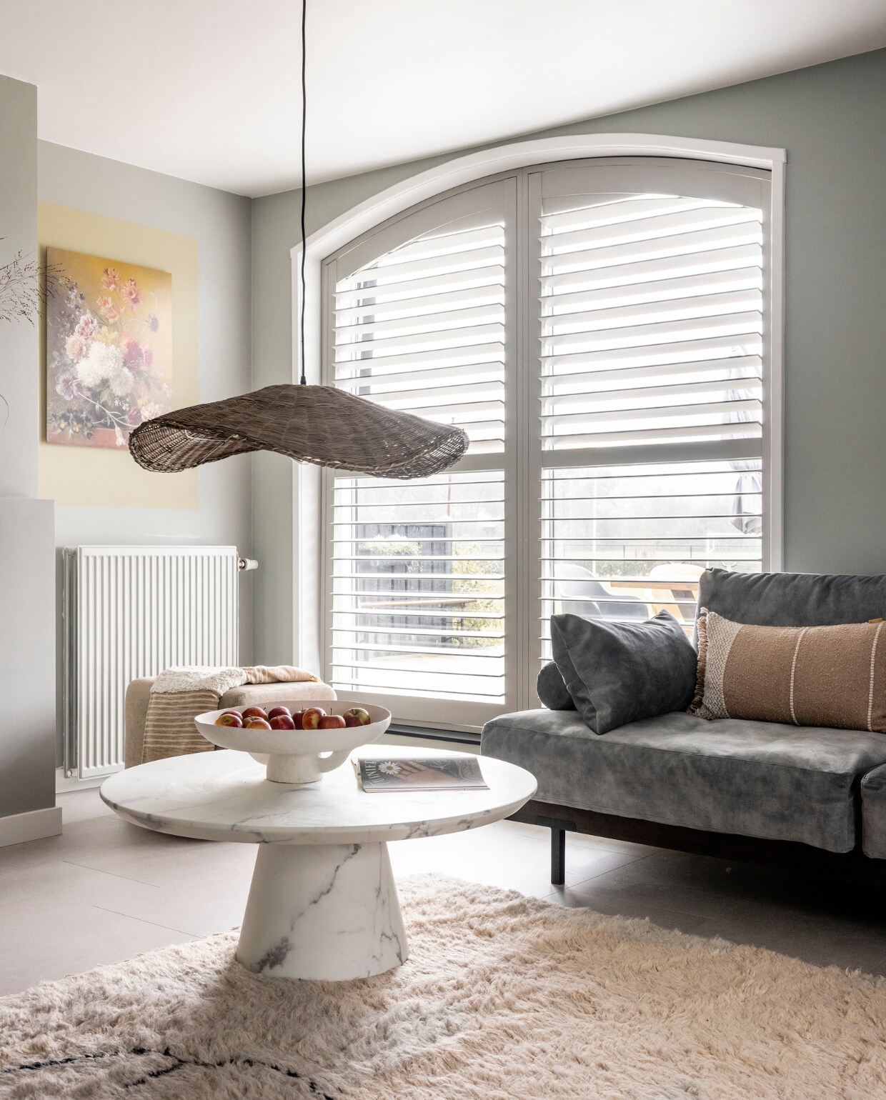 Spiegel (aytmdesign.com). Bank, poef (eijerkamp.nl). Flexa Creations muurverf Airy Foliage, kleurvlak Grungy Roots (flexa.nl). Op maat gemaakte shutters in kleur Grey White (jasnoshutters.nl). Vloer Ustica Cera touch 50 cera 0272 B (woninginrichting-aanhuis.nl). Kunstwerk Schotse Hooglander Portret van Diana van Tankeren (werkaandemuur.nl). Vloerkleed E la nave va (zakariarugs.com). Lampvoet met lampenkap (light-living.com). Banken met armkussens, kussens in dezelfde stof als de bank, bijzettafel met tegels, beige harig kussen Meadow (eijerkamp.nl). Rechthoekig beige kussen, rechter beige kussen (malagoon.com). Marmerlook salontafel van Polspotten, schaal van Serax, hanglamp van Bloomingville, vaas van Bloomingville (vtwonen.nl). Kandelaar (basiclabel.nl). Weer verliefd op je huis seizoen 17 aflevering 8 | styling Frans Uyterlinde | fotografie Sonja Velda