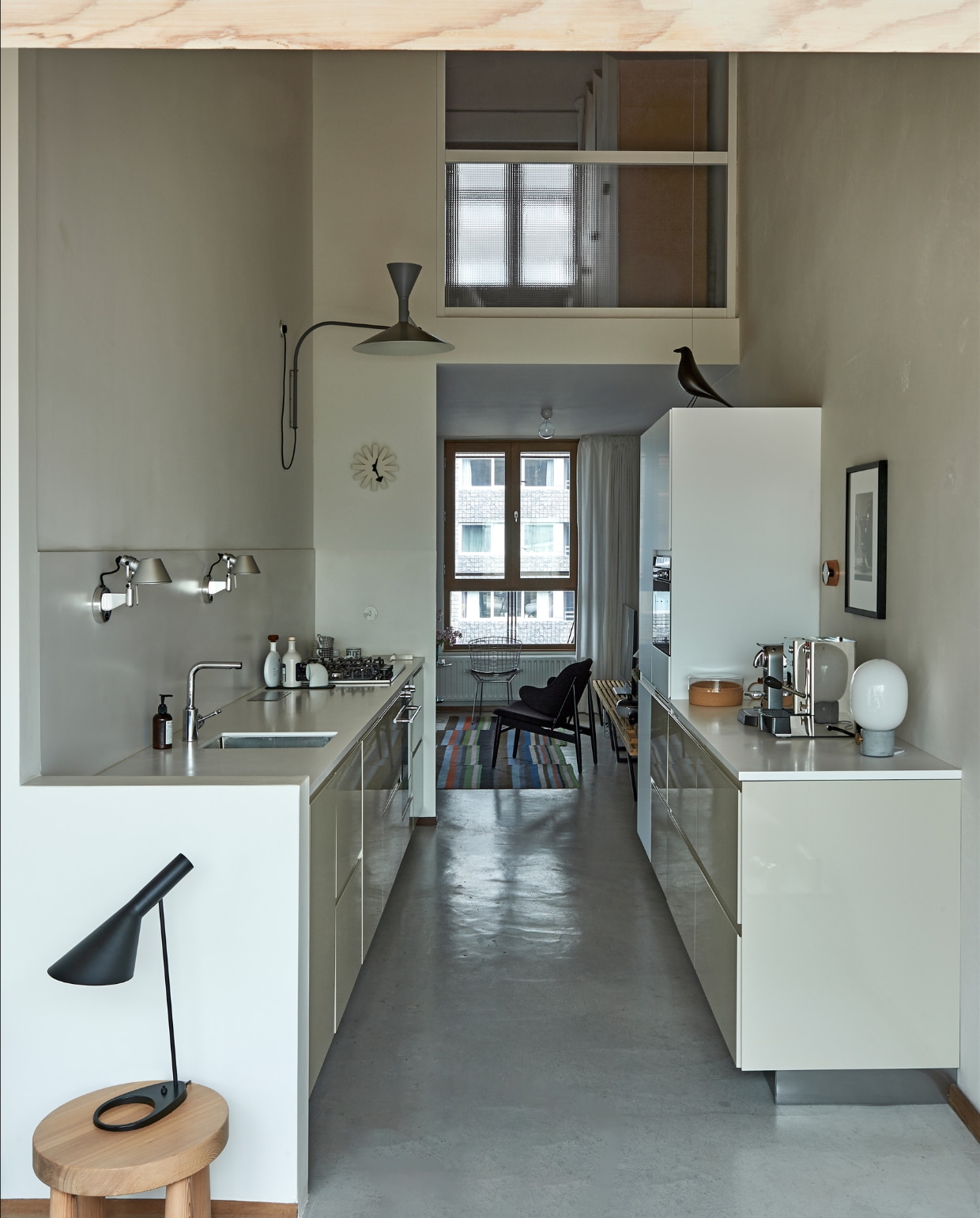 Keuken Ikea, wandlamp Lampe de Marseille Nemo, wandlampjes Tolomeo van Artemide. Klok van George Nelson en kraai Vitra. Op de kruk tafellamp AJ van Arne Jacobsen voor Louis Poulsen, op keukenblok lamp JWDA Concrete van Menu. vtwonen special binnenkijken 03-2020 | styling Rob Jansen | fotografie Dennis Brandsma