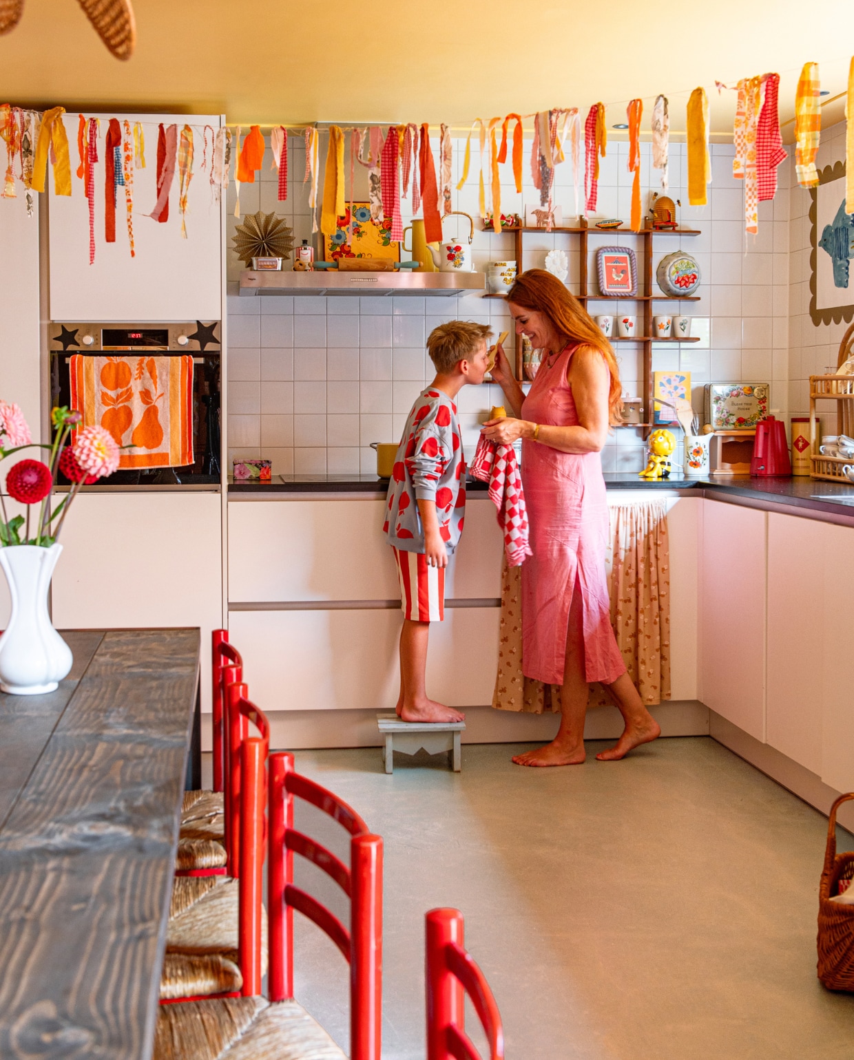 Vloer egaline, muurverf 70 Sunroom van Klint, eettafel Stoer Metaal, mokken in wandrek &amp;Klevering, melkkan Hipstyling. Stoelen, vaas, theedoek en wandrek vintage. Overig onbekend. vtwonen 01-2024 | styling Linda van der Ham | fotografie Caroline Coehorst
