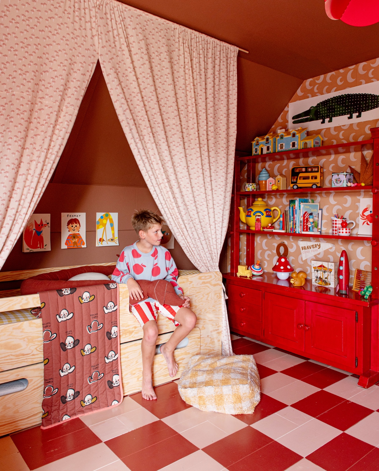 Muurverf plafond Middle Buff van Little Greene. Bed Petit Puk, plaid StudioLoco, bedgordijnen Family Fabrics, poef Lorena Canals, kast vintage, behang Play at Slaep, poster Aniek Bartels. Overig onbekend. vtwonen 01-2024 | styling Linda van der Ham | fotografie Caroline Coehorst
