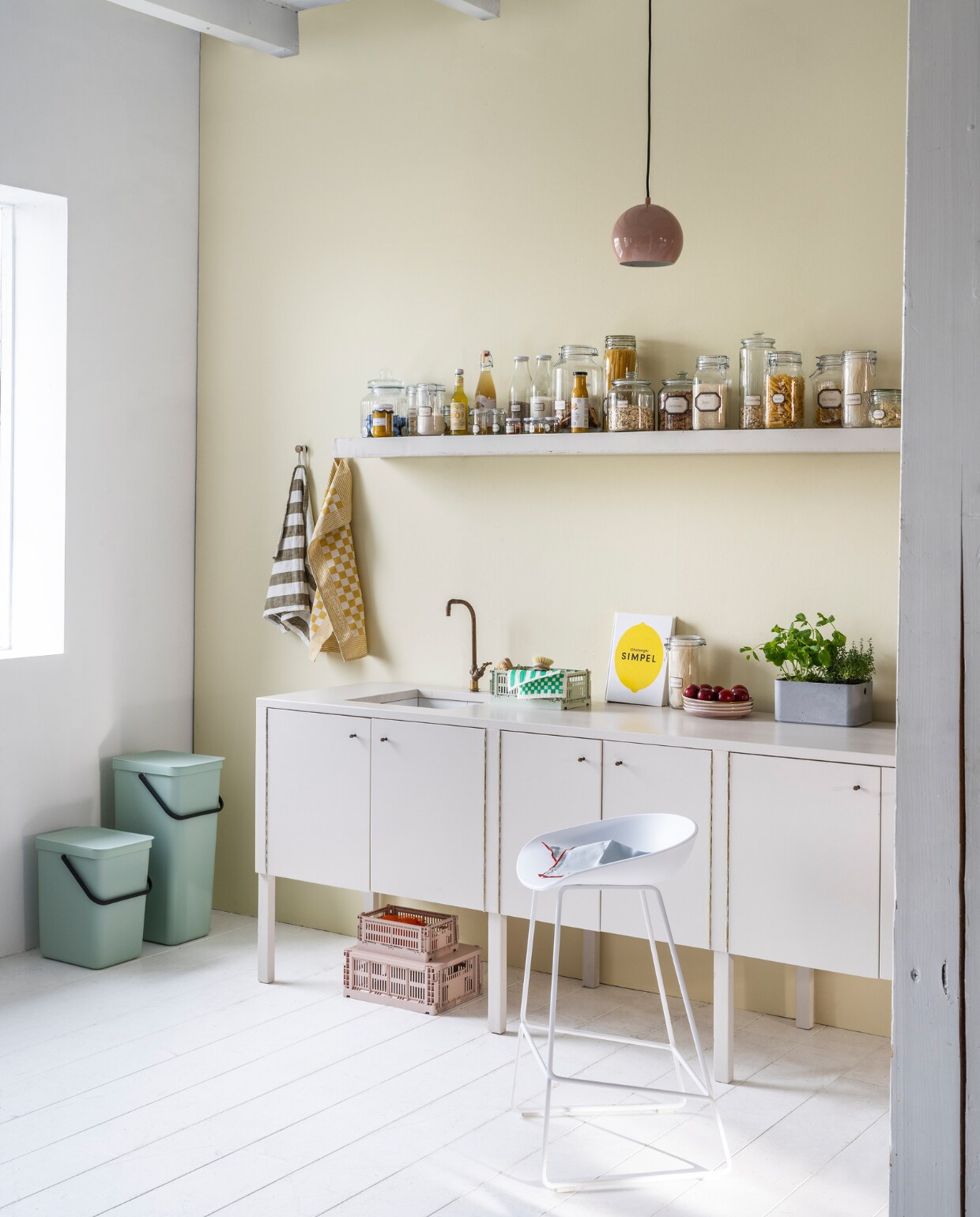 Muurverf no. 978 van Lab Paint (vestingh.nl). Keuken en plank (com-anders.nl). Glazen voorraadpotten (ikea.nl). Glazen voorraadpotten, etiketten, geel geruite theedoek (dille-kamille.nl). Barkruk van Hay, afvalemmers Sort &amp; Go van Brabantia, betonlook box van Curver, plafondlamp van Frandsen, borden van HKliving, gestreepte theedoek Oykurin, set van 2 (vtwonen.nl). Kratten, vaatdoeken, blauw servet(hay.nl). vtwonen 04-2023 | styling Marianne Luning | fotografie Stan Koolen