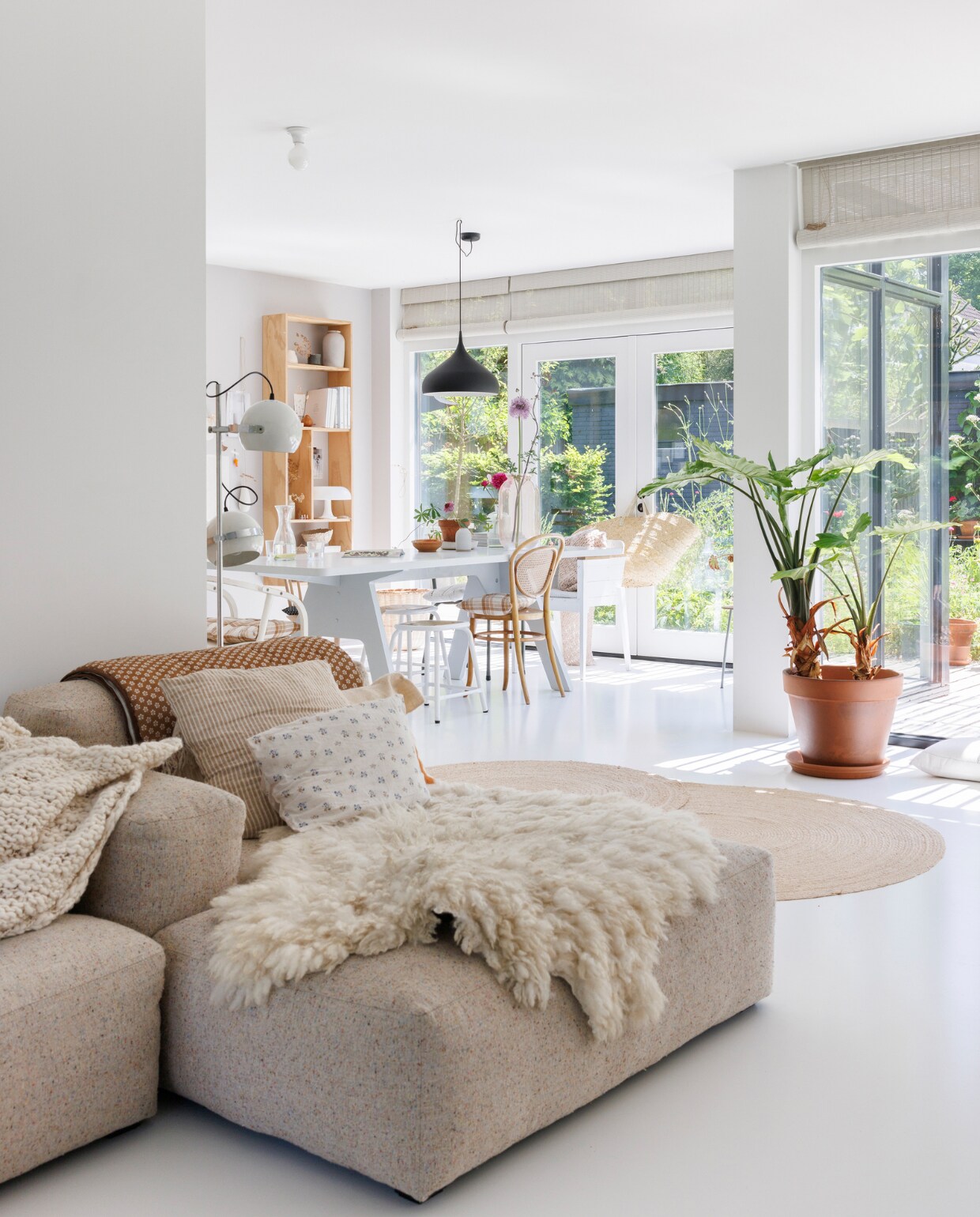 Verf vloer Shallows van Little Greene. Bank Mags Soft van Hay met stof van Kvadrat. Kast aan muur zelfgemaakt van multiplex. Tafel Piet Hein Eek, houten stoel Hay, overige stoelen kringloop. Vazen, kussens en schalen BijDaan. Houten rolgordijnen Baltex Blinds. Overig onbekend. vtwonen special binnenkijken 12-2023 | fotografie Margriet Hoekstra