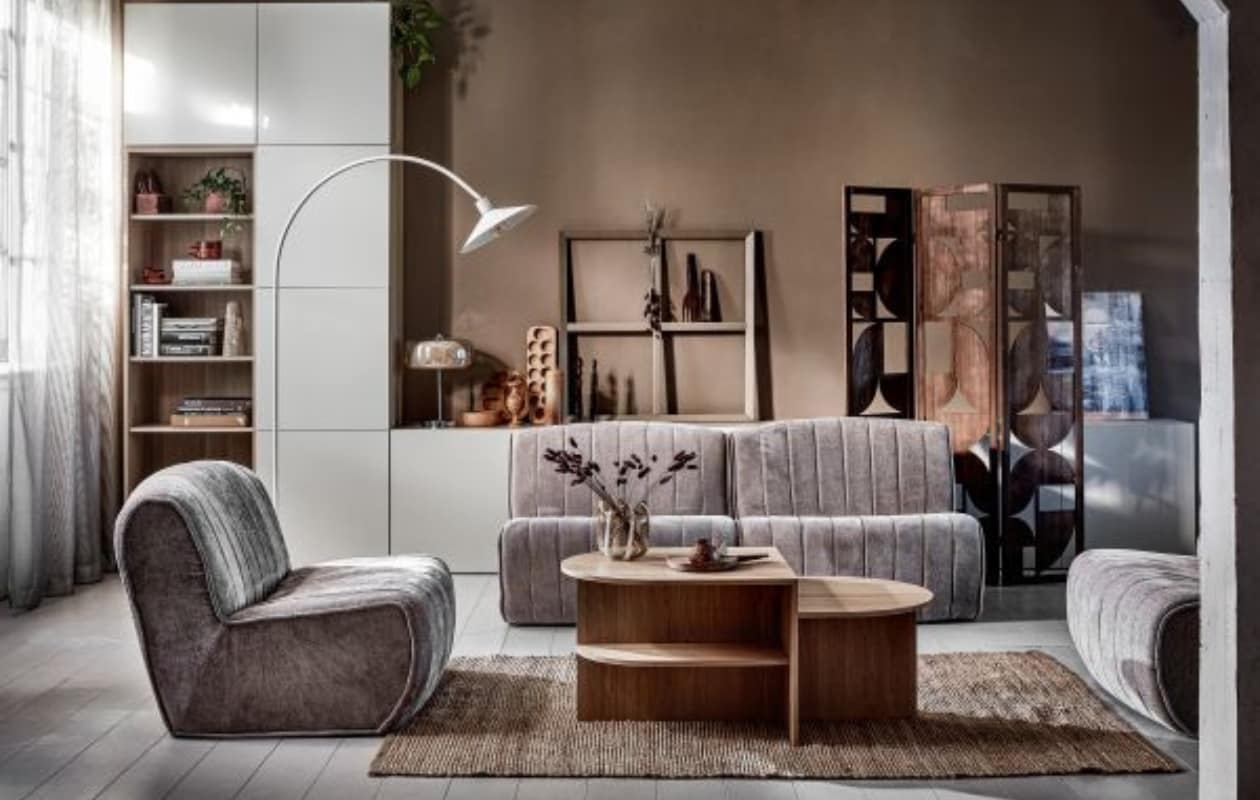 Opbergcombinatie Bestå met deurfronten Lappviken, 480x41x257 cm (bxdxh) (ikea.nl). Inbetween gordijn Eloise, wavegordijn met loodveter, 100x285 cm (bxh), mdf kamerscherm Alana van Woood, 120x2x172 cm (bxdxh), metalen vloerlamp Philou, 100x30x170 cm (lxbxh) (karwei.nl). Fauteuils Busto, tafellamp Vari, vaas Boro (kwantum.nl). Op de dressoirkast: servies, boeken, houten keukenplanken, kruisframe (kringloopwinkel). Muurverf en verf frame Magnum No.708 van Lab Paint. Jute vloerkleed Solsikke, 140x200 cm, eikenhouten salontafel Lisbjerg, 107x60x45 cm (lxbxh) (jysk.nl). Overig privébezit. vtwonen 01-2024 | styling Marit Saladini | fotografie Peggy Janssen