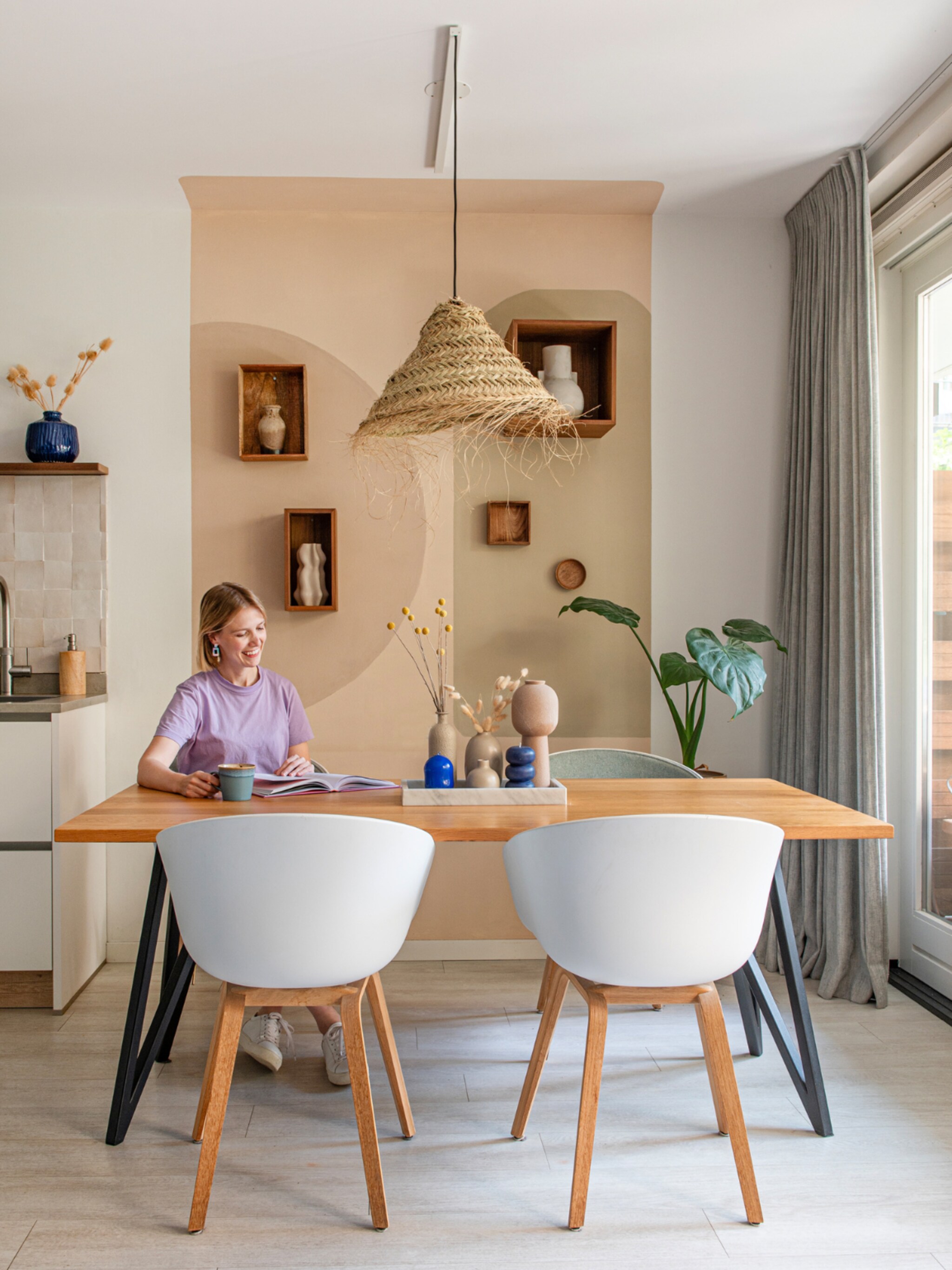 woonidee geef een saaie muur karakter met kleur en structuurvlakken