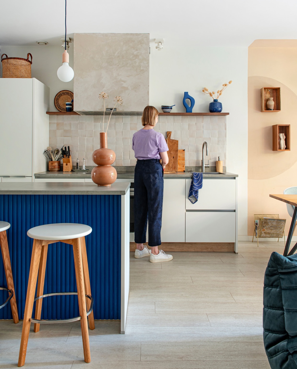 Marije staat in de keuken van haar nieuwappartemnt in Amsterdam vtwonen 01-2024 | fotografie Caroline Coehorst