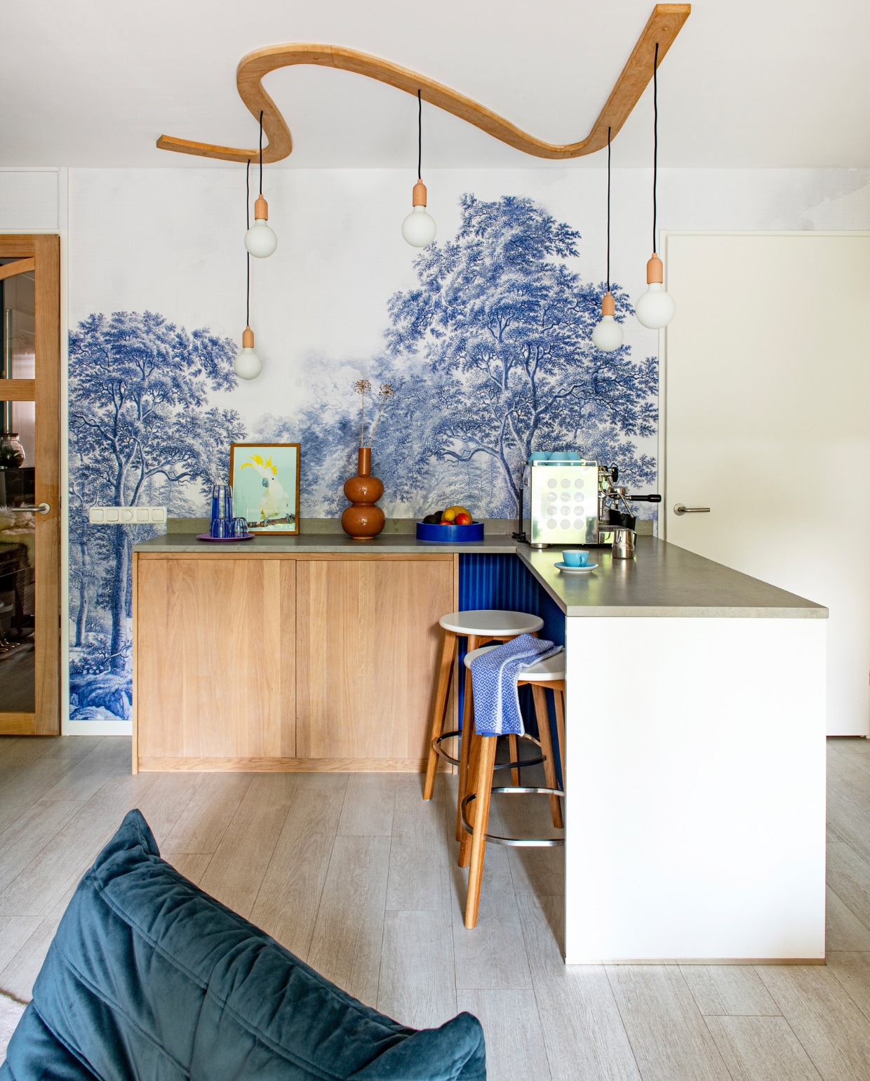 Maatwerkkast en lamp zelf ontworpen, gemaakt door Jorikmaakt. Behang Annet Weelink Design, print souvenir uit Australië, vaas groothandel, krukken Made, fauteuil Togo van Ligne Roset. Overig onbekend. vtwonen 01-2024 | fotografie Caroline Coehorst