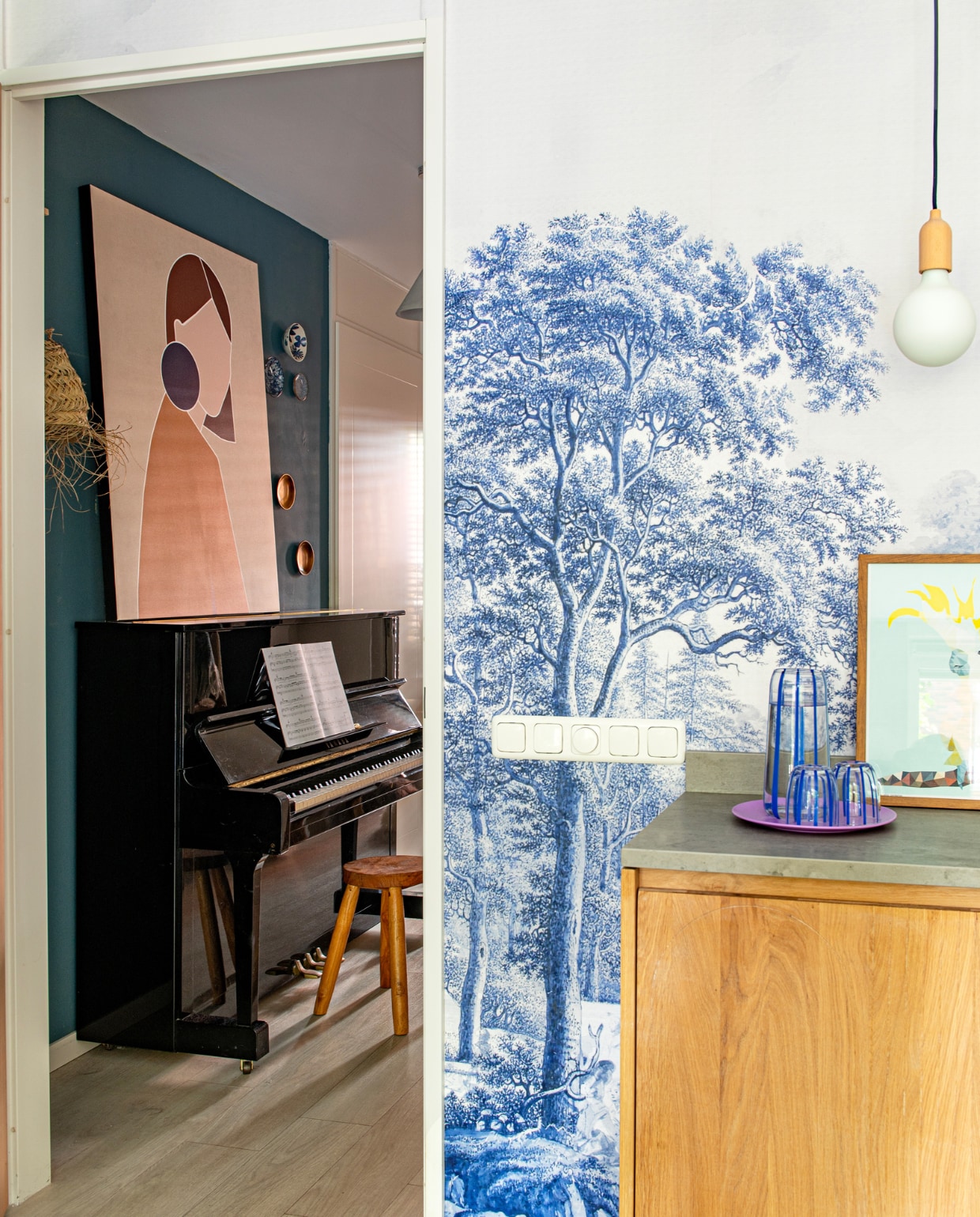 De piano heeft Marije sinds haar veertiende en staat in de gang. Behang Annet Weelink Design, maatwerkkast zelf ontworpen, gemaakt door Jorikmaakt vtwonen 01-2024 | fotografie Caroline Coehorst