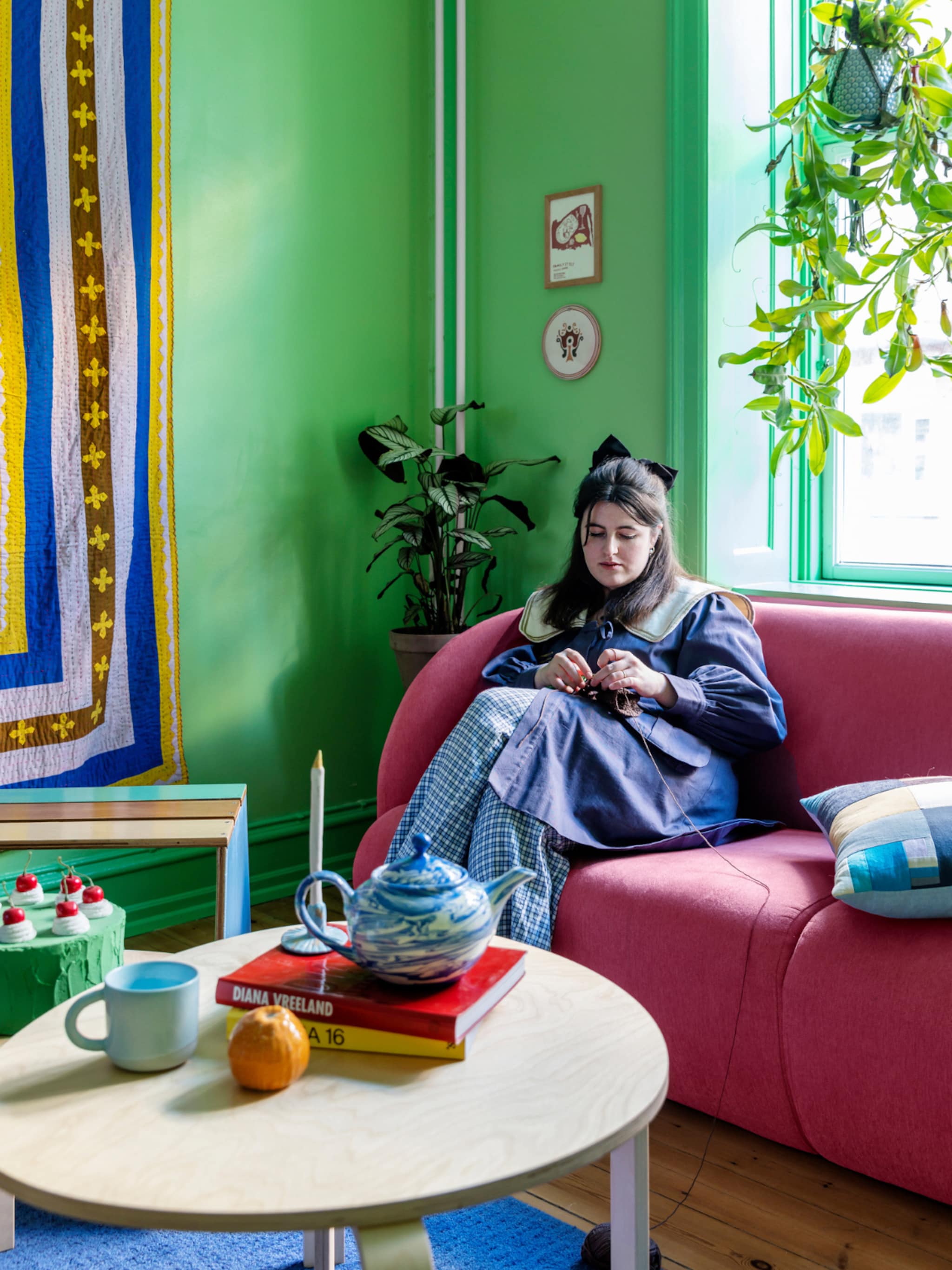 binnenkijken in deens appartement vol knalkleuren