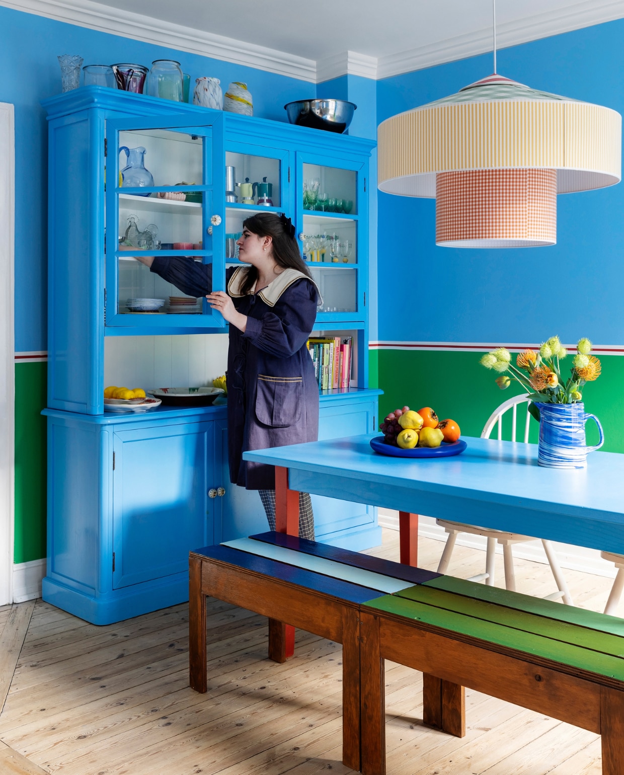 Buffetkast online veiling. Eettafel erfstuk van Jacobs moeder, stoelen gevonden op straat, houten bank zelfgemaakt door Emma’s zus, fruitschaal Kiosk48th, melkkan Hay. Hanglamp Hula Hoop van Gropius Lamps. Overig onbekend. vtwonen special binnenkijken 121-2023 | productie Living Inside | styling Rikke Graff Juel | fotografie Christina Kayser Onsgaard