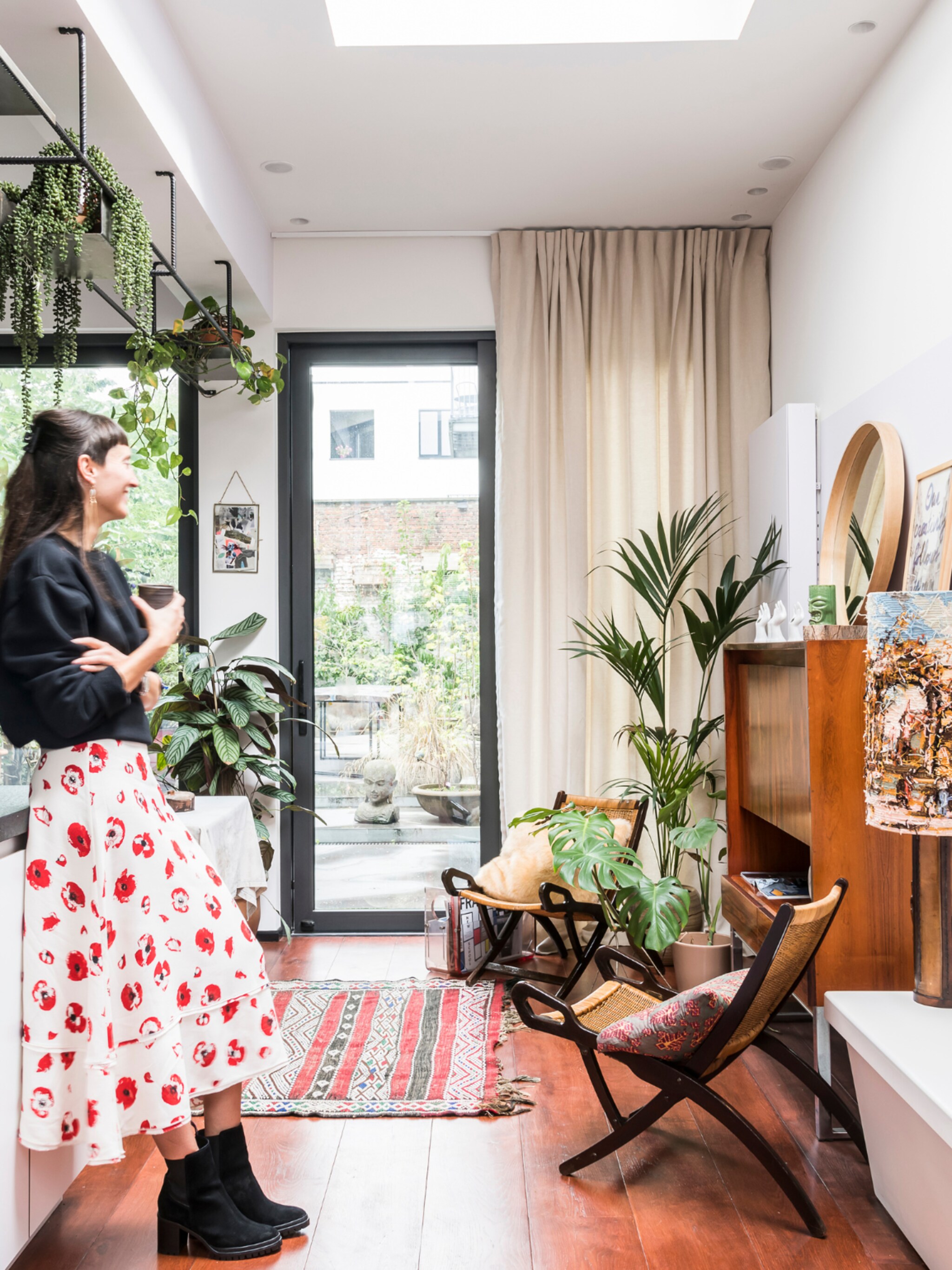 binnenkijken in een appartement vol vintage design van mijn meubels zou ik afscheid kunnen nemen van mijn kunstwerken niet