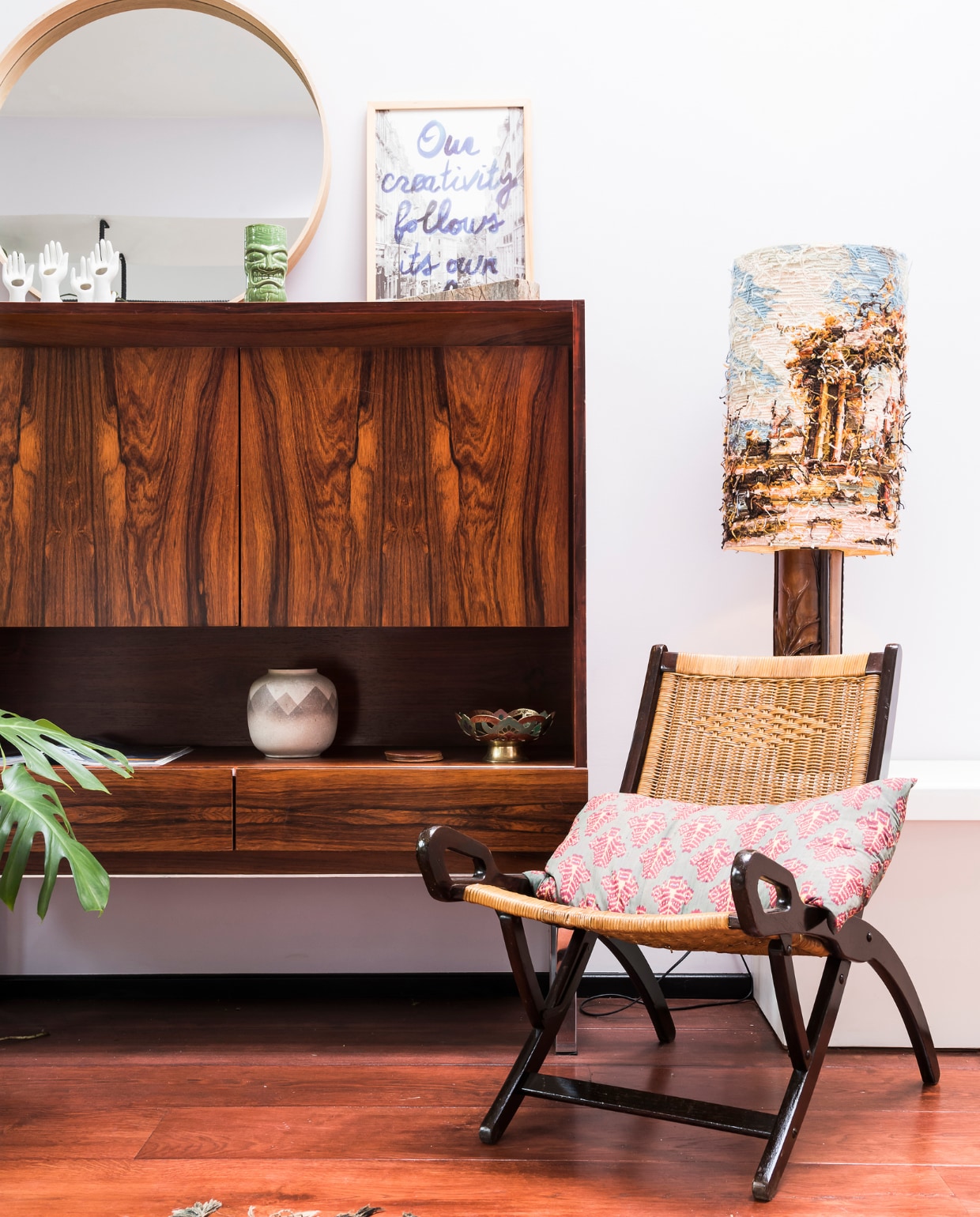 Vintage kast en stoel Cornette de Saint Cyr. Spiegel Hay. Kunstwerk cadeau gekregen. Kussen Christiaensen &amp; Christiaensen. Vloerkleed The Recollection. Lamp met gebreidelampenkap Goldwood By Boris. Vintage handvaasjes van Studio Zoo, tweedehands groene vaas Troc. vtwonen 10-2020 | styling Caroline De Cuyper | fotografie Jonah Samyn