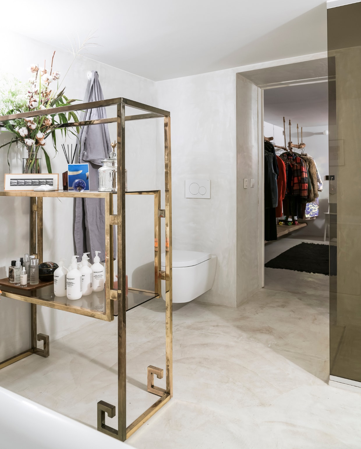 Messing rek Goldwood By Boris. Muren en vloer Mortex. Badproducten van The Aesop en Grown Alchemist. vtwonen 10-2020 | styling Caroline De Cuyper | fotografie Jonah Samyn
