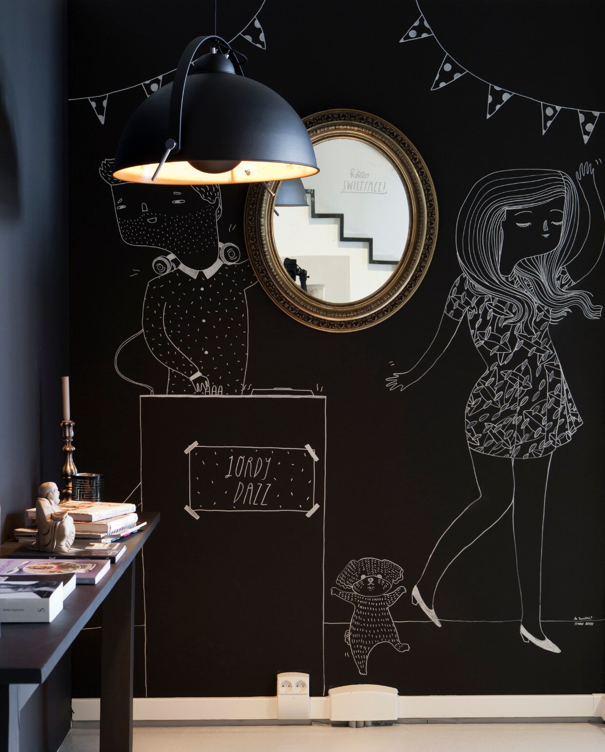 Lamp aan plafond La Chaise Longue Cosmo, zonder statief (vtwonen.nl). De krijttekeningen van Jordy en Wendy zijn gemaakt door illustratorenduo La Nonette (www.lanonette.com) en Doeke van Uil (www.doekevannuil.com). Spiegel privébezit. vtwonen tv special | fotografie Barbara Kieboom | styling Frans Uyterlinde