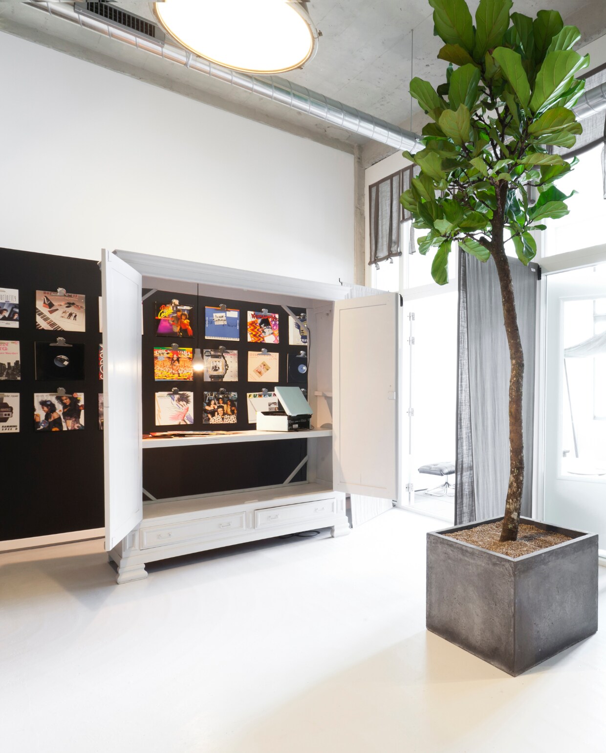 DJ-kast (Combitex). Vintage platen-speler (Philips). Boompje Ficus Latira, inclusief waterdichte insteekhoes en bezorging, 2 stuks (123kamerplanten.nl). Klemmen per 10 (www.mkbkantoorartikelen.nl). Ophangsysteem gordijnen, prijs op aanvraag (Smederij Spierdijk). Gordijnen gemaakt met stof Generous Linen CA1213/076 310 cm, per meter (Chivasso). vtwonen tv special | fotografie Barbara Kieboom | styling Frans Uyterlinde