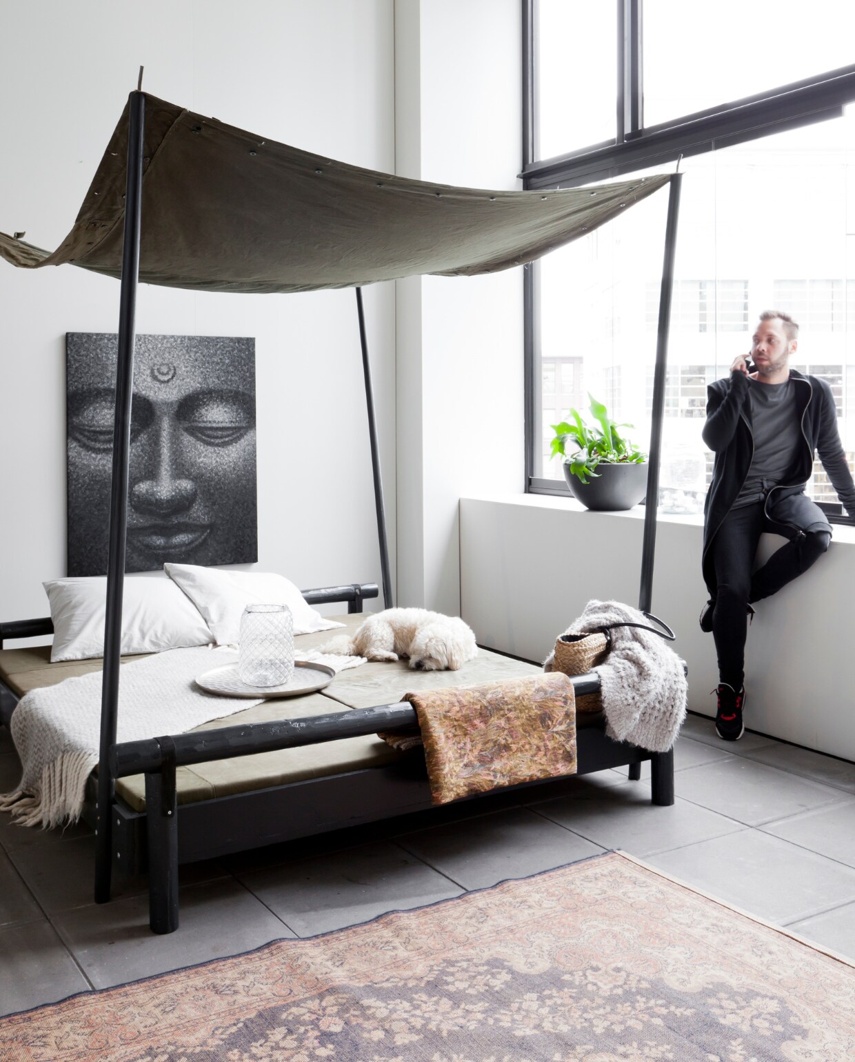daybed met hemel van legerdoek, inclusief matras € 475,- (Combitex). Overig privébezit. vtwonen tv special | fotografie Barbara Kieboom | styling Frans Uyterlinde
