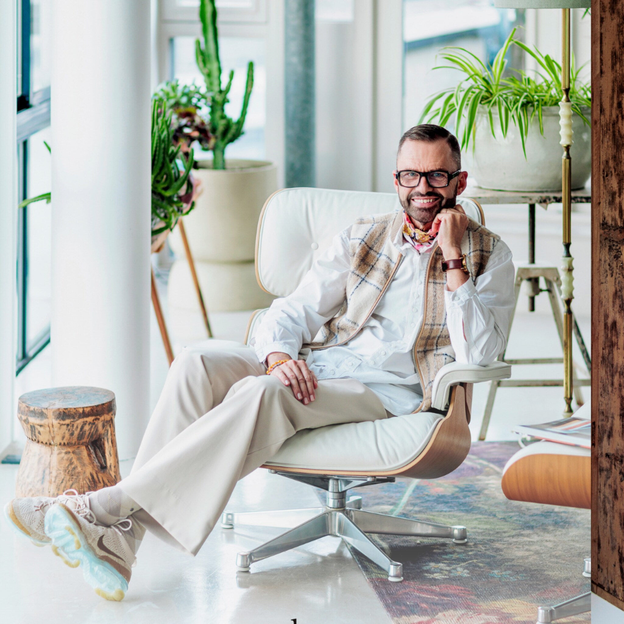 Stylist Frans Uyterlinde in zijn designstoel