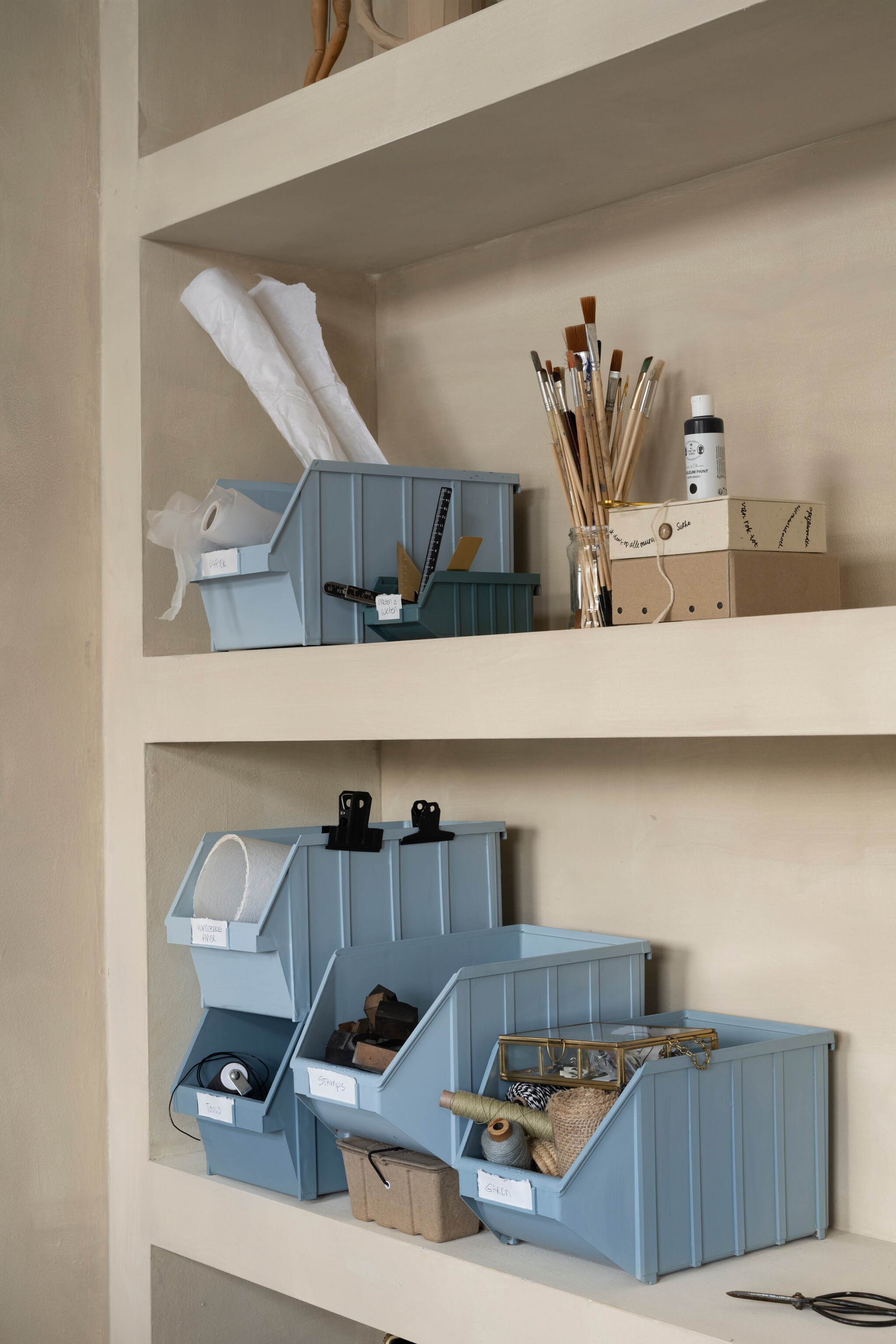 Kunststof magazijn­bakken De Kringloper Naarden geverfd in Petrol Blue en Old Blue van vtwonen, 2,5 liter € 46,99 (karwei.nl). Opbergdoos Paper Box van Ferm Living, gerecycled papierpulp, set van 2 € 35,- (little­- dreamers.nl). Opbergdoos voor Lokta-papieren vlaggen Hipa Flags € 24,95 (sukha.nl). Linoleumverf in fles € 4,94 (sostrene­grene.com). Katoenen papiervellen van Khadi Papers, A3-formaat € 26,89 (vanbeekart.nl). Overig privébezit. vtwonen 04-2024 | styling Kelly van Gendt | fotografie Stan Koolen