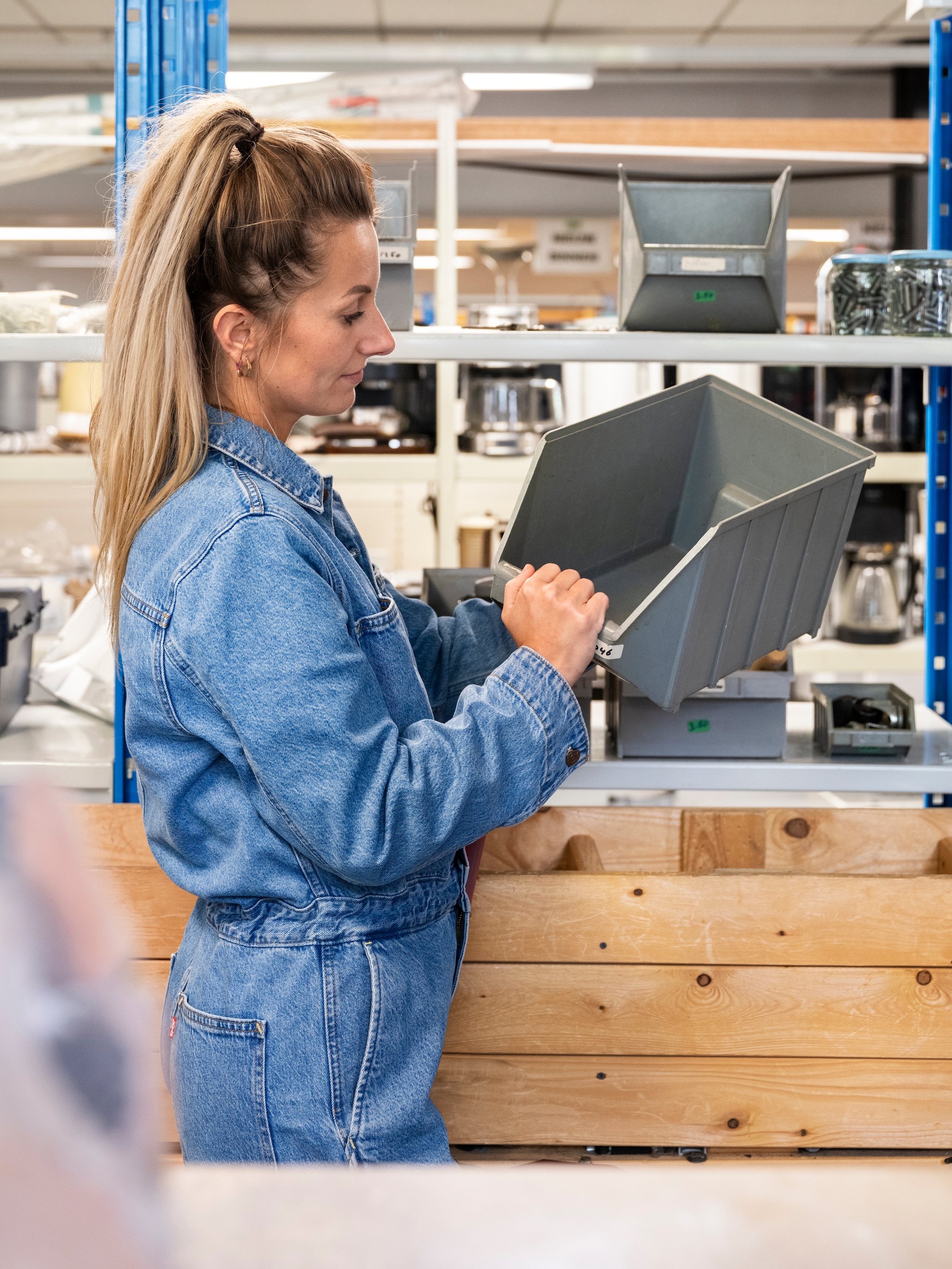 stylist kelly s kringloophack van grijze magazijnbakken naar kleurrijke organizers