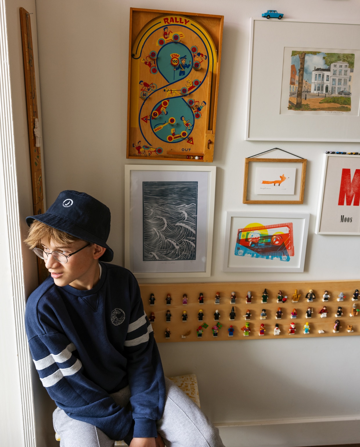 Aan de wand: oud knikkerspel Marktplaats, Waves van Gabriela Aguirrezabal, cassettebandje Kesemy Design, aquarel van huis gemaakt door vrienden, vosje Marije Tolman, print cassettebandje VrijFormaat, platte auto Job van den Berg, print M van Moos GWA, pet Zeilschool ’t Vossenhol, plank met legopoppetjes zelfgemaakt. Overig onbekend. vtwonen 01-2024 | styling Ilona Jongepier | visagie Djolien de Kreij | fotografie Dana van Leeuwen