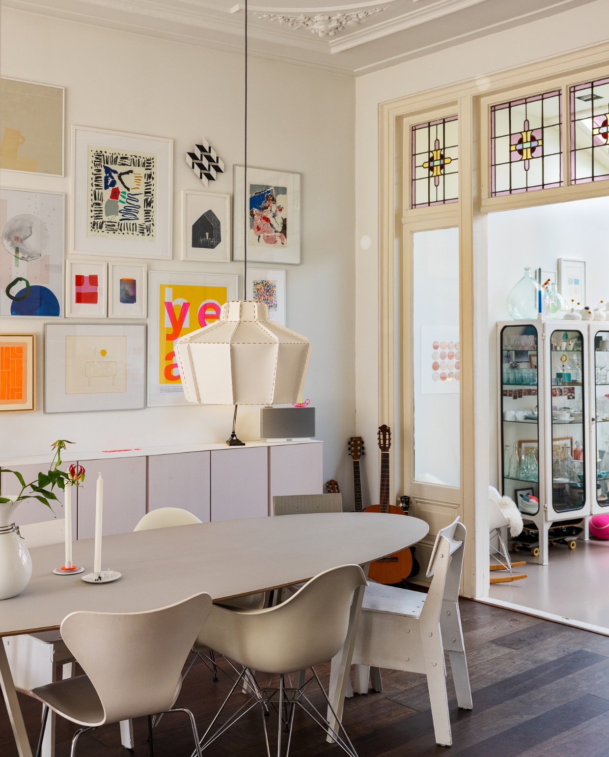 Hanglamp Burojet. Tafelpoten Hay met tafelblad Faust Linoleum. Kandelaars Räder, vaas Vij5. Stoelen Dar van Eames, Vlinderstoel van Arne Jacobsen en Crisis van Piet Hein Eek. Kast Ikea, vloer Fairwood, vitrinekast Marktplaats, kunstkaars Iris Lucia Design. Kunstwerken van Klaas Gubbels, Taska, Birk Ontwerpstudio, Harrie Gerritz, Jantien Baas, Vincent Uilenbroek, Kunstuitleen Sbk, Tonneke Sengers, Afrois, Gumbootz, Robert Terwindt, Rogier Roeters. Overig onbekend. vtwonen 01-2024 | styling Ilona Jongepier | visagie Djolien de Kreij | fotografie Dana van Leeuwen