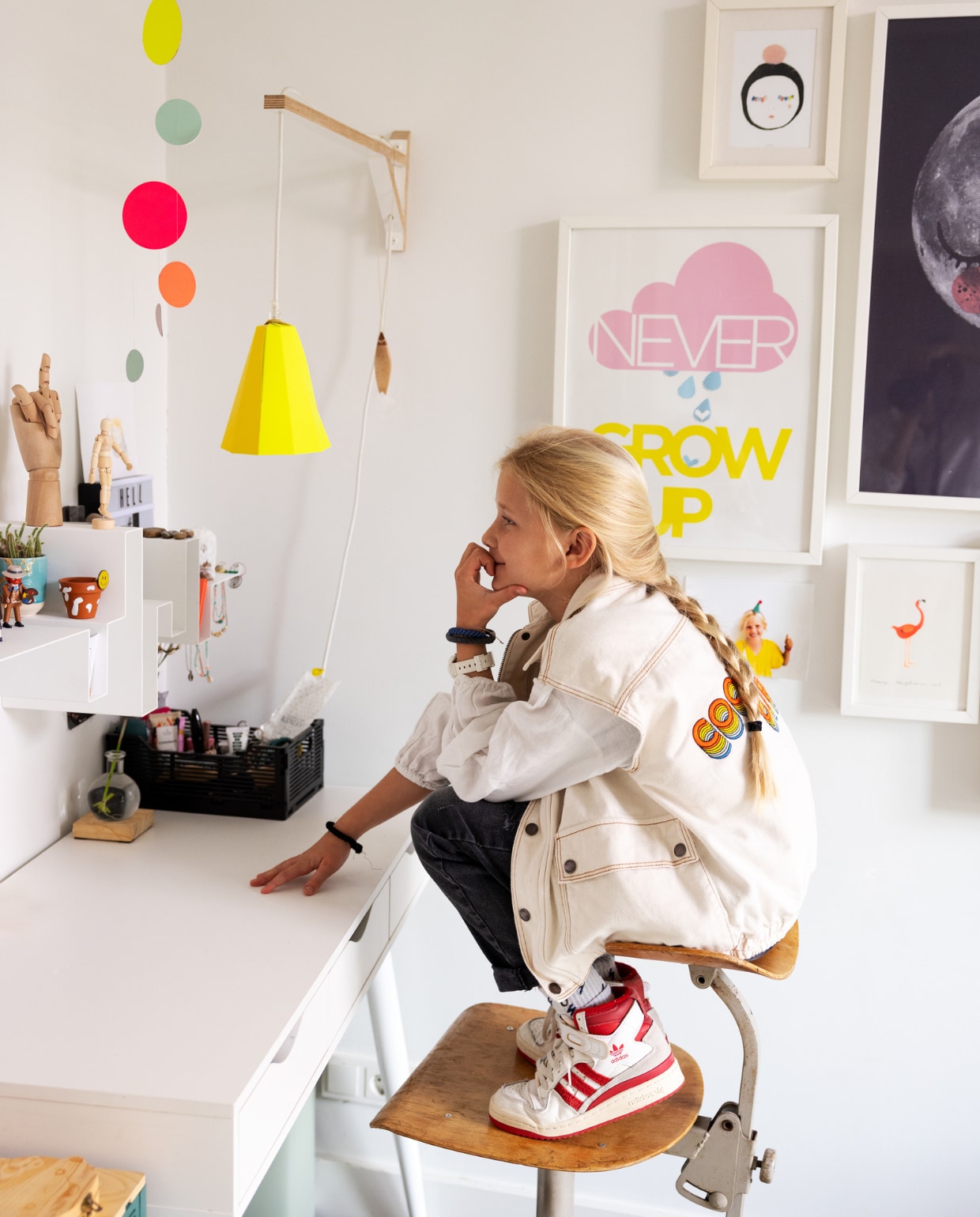 Bureau Fonq, atelierstoel markt in Gent, lamenkap Kolor met zelfgemaakt armatuur, krat Hema, slinger zelfgemaakt. Kunstwerken: Emma Labattaglia, Zilverblauw, Moon für Neil van Little Baby Company, Flamingo van Marije Tolman. Overig onbekend. vtwonen 01-2024 | styling Ilona Jongepier | visagie Djolien de Kreij | fotografie Dana van Leeuwen