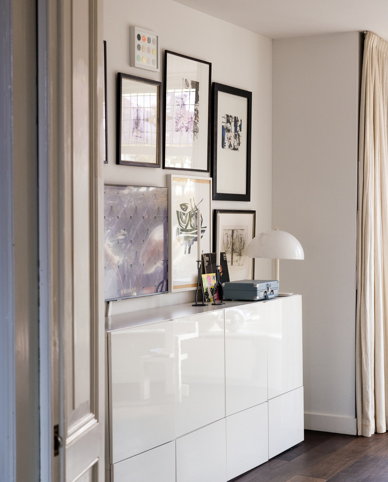 Kast Ikea, vintage lamp op Facebook gevonden, platenspeler Crosley. Kunst van onder anderen Anton Heyboer en Robert Terwindt. vtwonen 01-2024 | styling Ilona Jongepier | visagie Djolien de Kreij | fotografie Dana van Leeuwen