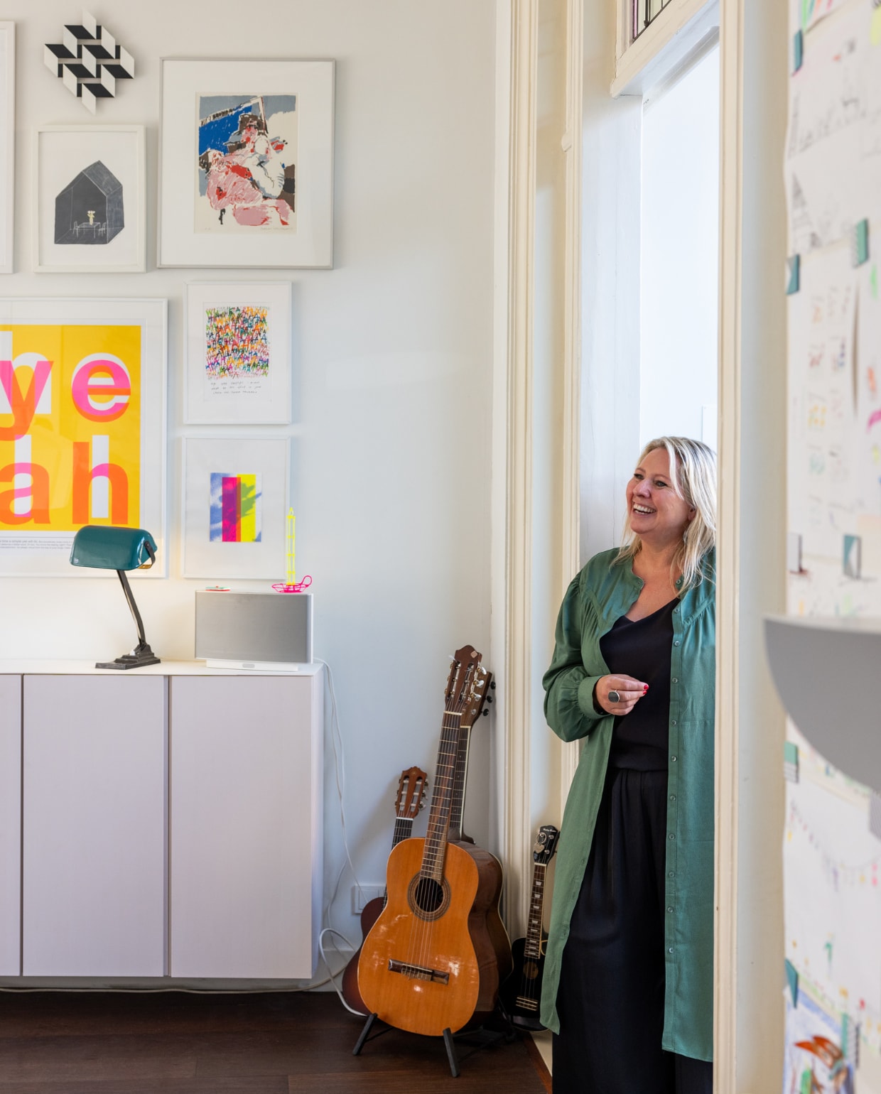 Kast Ikea, vloer Fairwood, kunstkaars Iris Lucia Design. Kunstwerken van Harrie Gerritz, Kunstuitleen Sbk, Tonneke Sengers, Afrois, Gumbootz, Robert Terwindt, Rogier Roeters. Overig onbekend. vtwonen 01-2024 | styling Ilona Jongepier | visagie Djolien de Kreij | fotografie Dana van Leeuwen