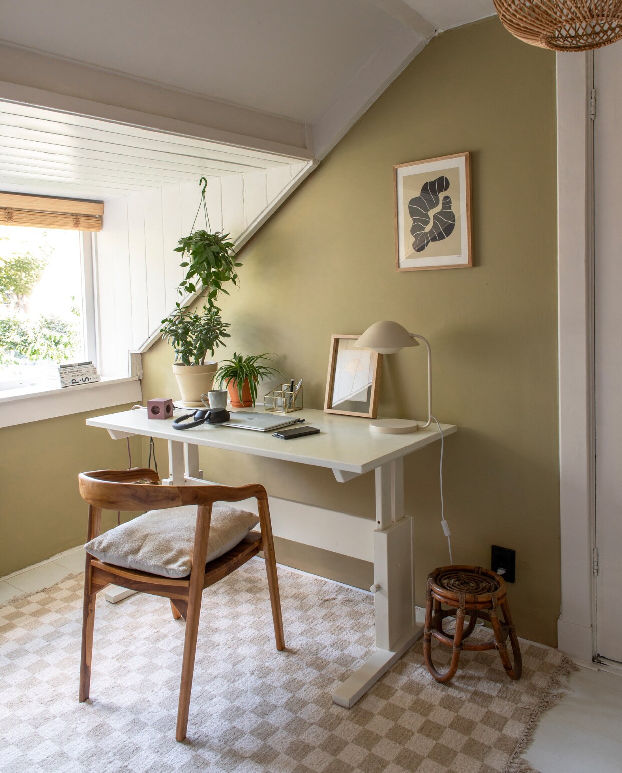 Vloerkleed Zara Home, stoel Karwei, bureaulamp Wehkamp, bureau kringloopwinkel geverfd met verf van Klint, jaloezieën 123jaloezie, muurverf Monumental Moss van Lab Paint, poster Beach Find van Paper Collective. Overig onbekend. vtwonen 01-2024 | productie De Binnenkijkers | styling Jeske Weel | fotografie Caroline Coehorst