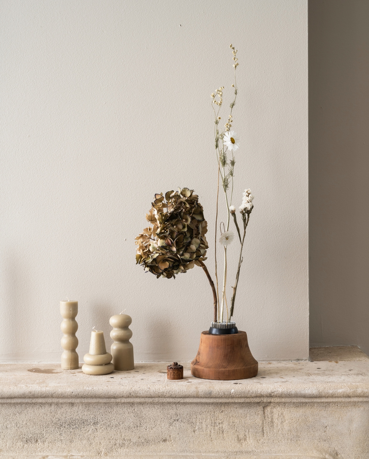 Waxkaarsen Torno van Ferm Living, set van 3 € 39,- (vtwonen.nl/shop). Bloemprikker Kenzan € 15,-(bol.com). Droogbloemen € 24,95 (bloomon.nl). Hortensia zelf gedroogd vtwonen 01-2024 | productie Corrien Flohil, Rolien van der Leeuw | styling Kelly van Gendt | fotografie Stan Koolen