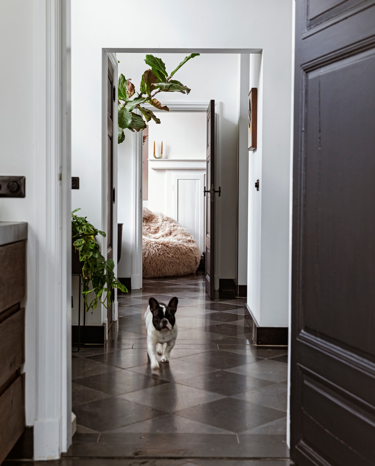Natuurstenen kerkvloer, deuren origineel uit 1813.  vtwonen 11-2021 | styling Ilona Jongepier | fotografie Dana van Leeuwen | visagie Djolien de Kreij