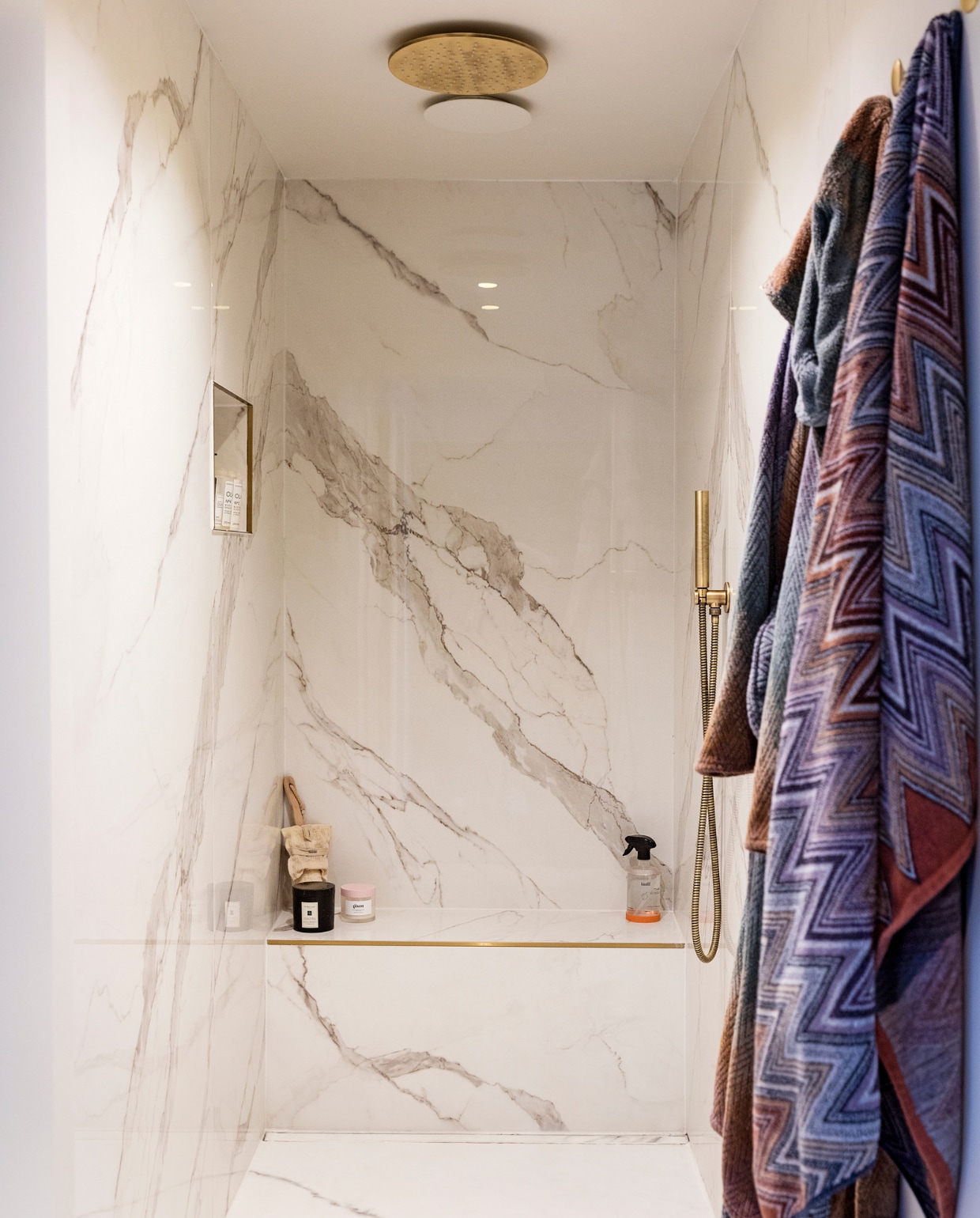Douche RS2308 en kranen Salenzi. Haken Muuto. Badjassen en handdoeken Missoni. Radiator Vasco. vtwonen 11-2021 | styling Ilona Jongepier | fotografie Dana van Leeuwen | visagie Djolien de Kreij
