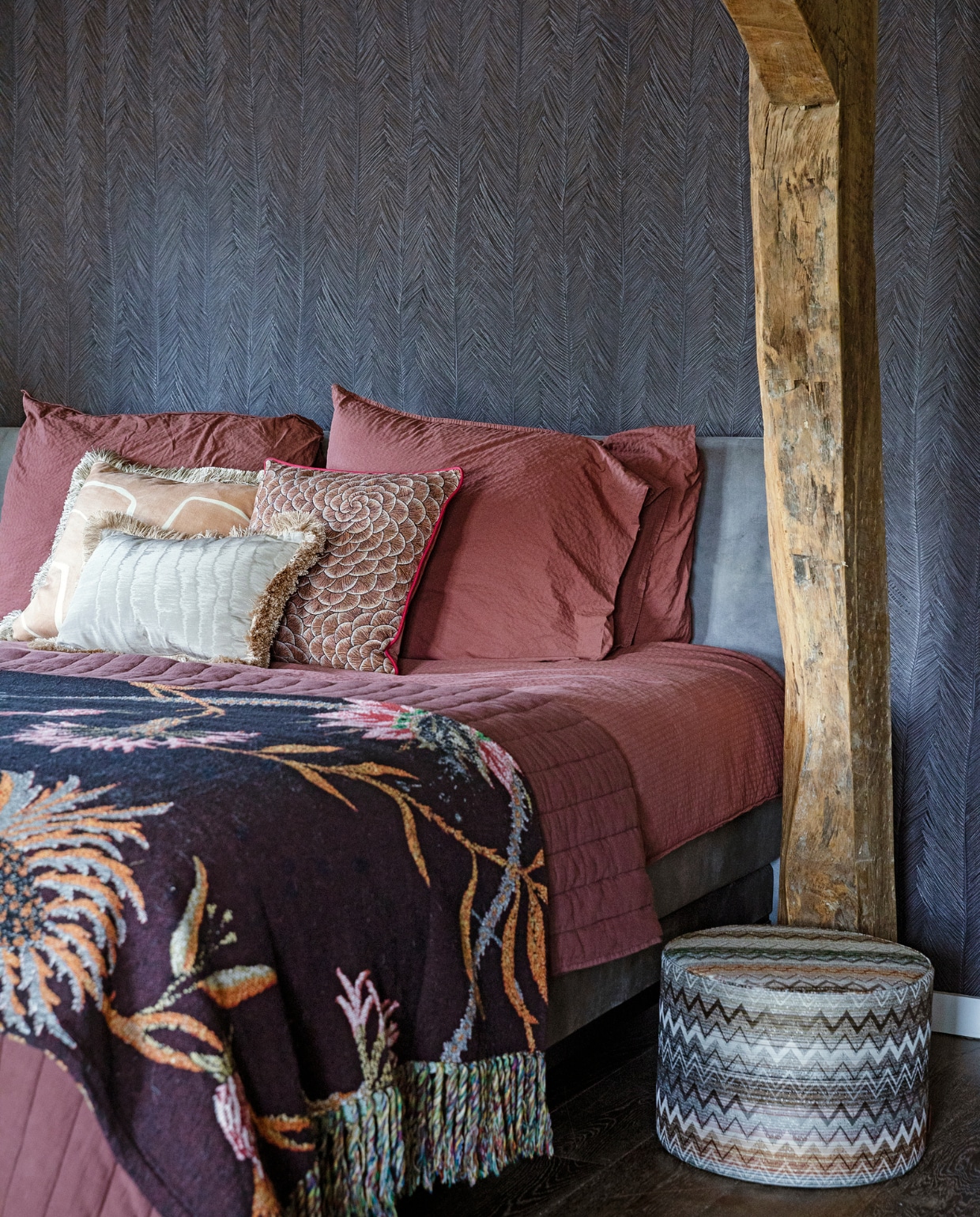Bed Swiss Sense. Beddengoed Crisp Sheets. Vloer Bloemen Parket. Behang Arte. Kussens Nox Studio Interiors. Plaid Sissy-Boy. Poef Missoni. vtwonen 11-2021 | styling Ilona Jongepier | fotografie Dana van Leeuwen | visagie Djolien de Kreij
