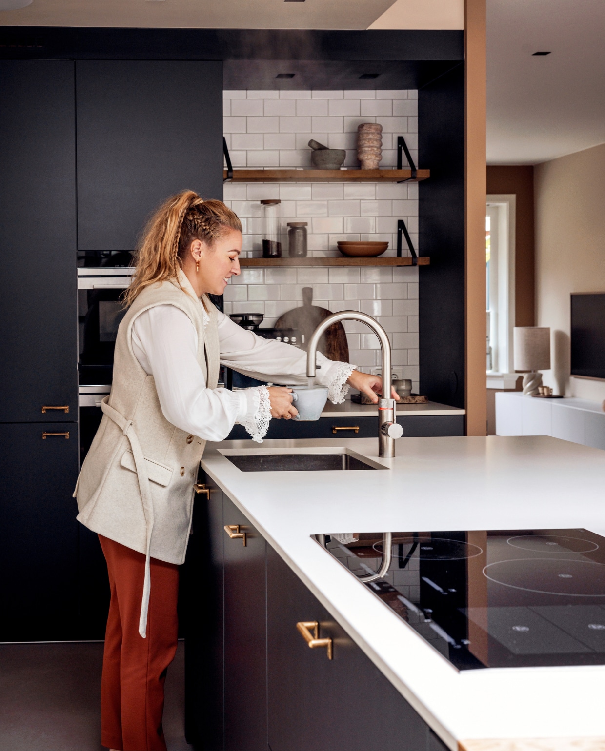 Keuken Keur Keukens. Houten planken H&amp;M Home. Kaarsenhouder en schaaltjes Sissy-Boy. Opbergpotten Loods 5, vijzel souvenir. Overig onbekend. vtwonen 01-2024 | fotografie Ernie Enkelaar