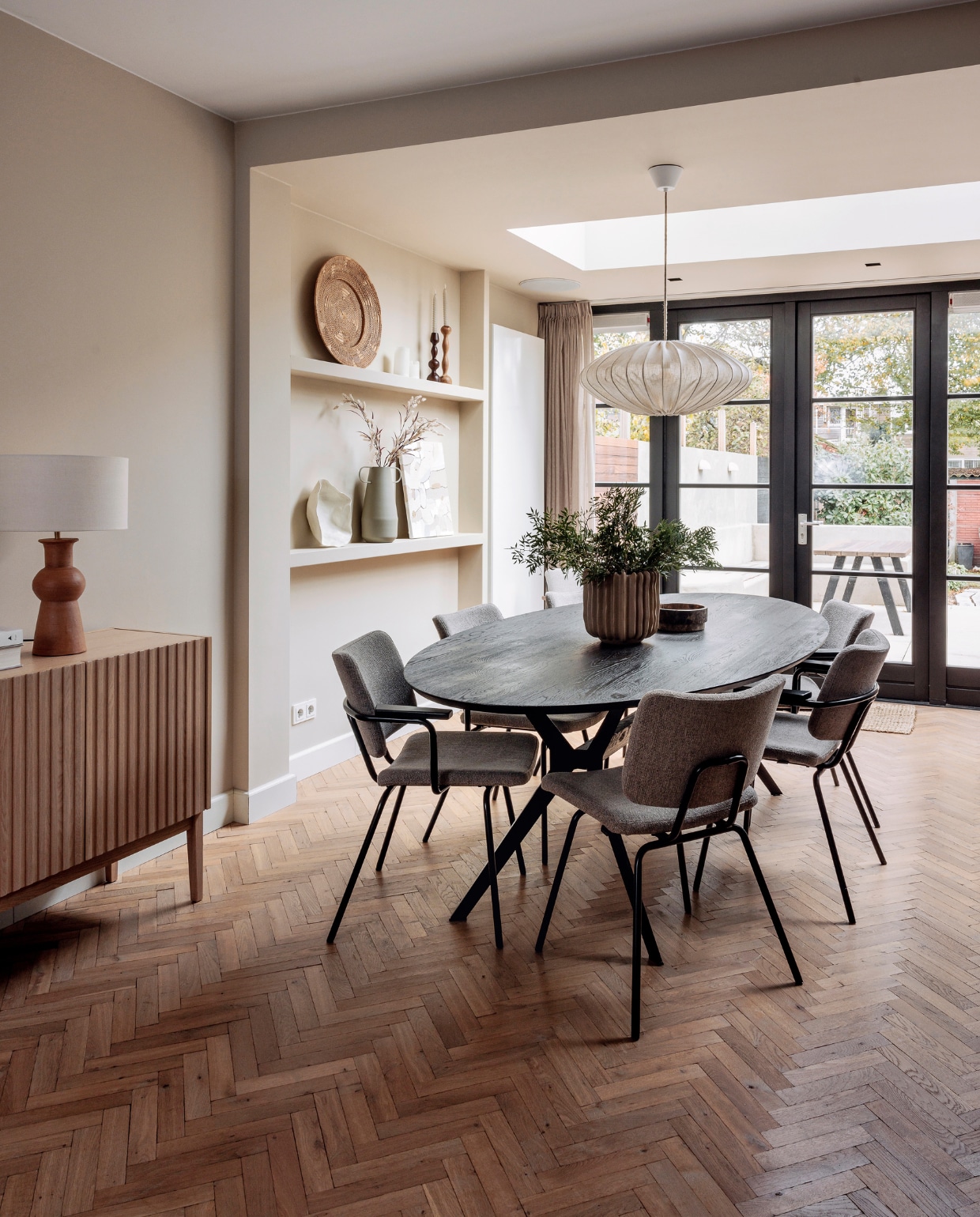 Muurverf Crushed Silk van Histor, gordijnen Jorrit van Kwantum, verfkleur kozijnen Ral 9017, vloer Loven Tapis van De Woonzaken. Eettafel Ramses van Bodilson, eetkamerstoelen Patch van Bodilson, hanglamp Ellipse van Watt &amp; Veke, dressoir Hide van By Fonq, tafellamp Sissy-Boy, bloempot H&amp;M Home. Accessoires in de kast: bord Loods 5, ledkaarsen Juno, kandelaars Lifestyle Home Collection. Vaas en kunstwerk zelfgemaakt. vtwonen 01-2024 | fotografie Ernie Enkelaar