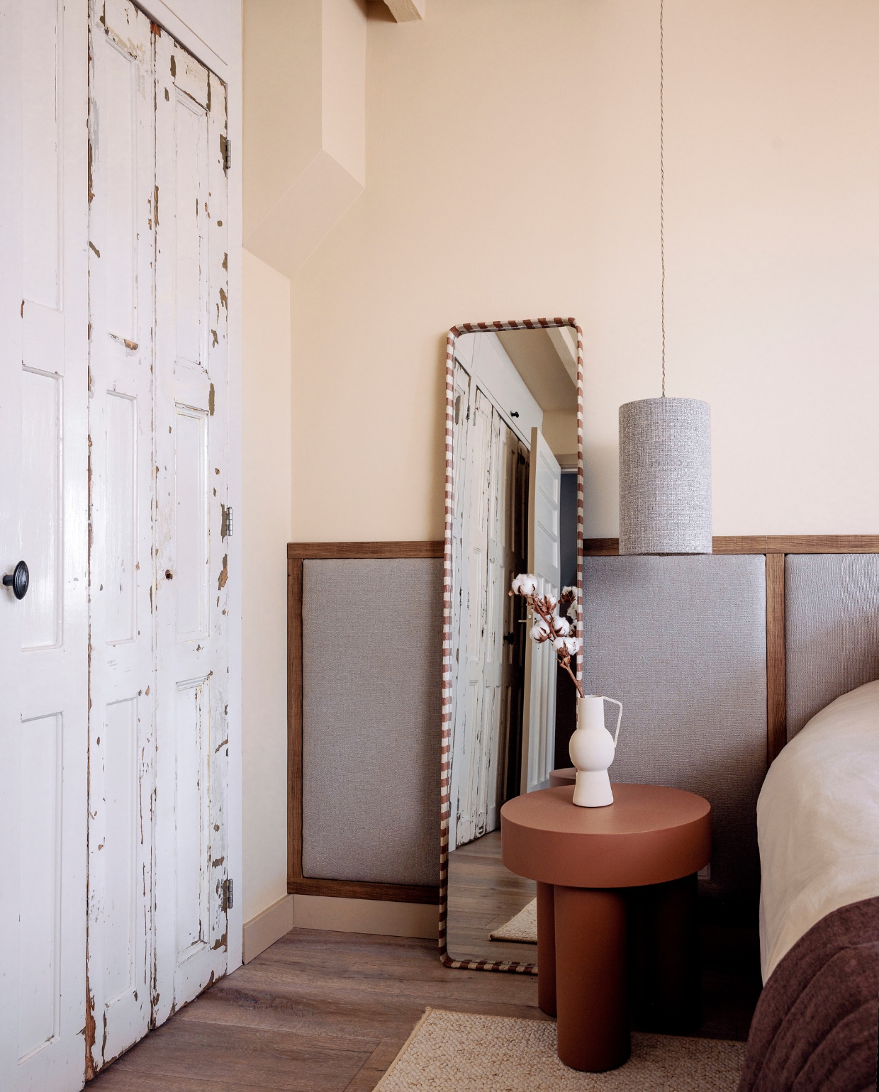 Muurkleur Seriously Sand van Histor, dekbedovertrekset Ambiante, sprei Linden van Jotex, lampenkap Chunky van BePureHome. Wanddecoratie en hoofdbord zelfgemaakt. vtwonen 01-2024 | fotografie Ernie Enkelaar
