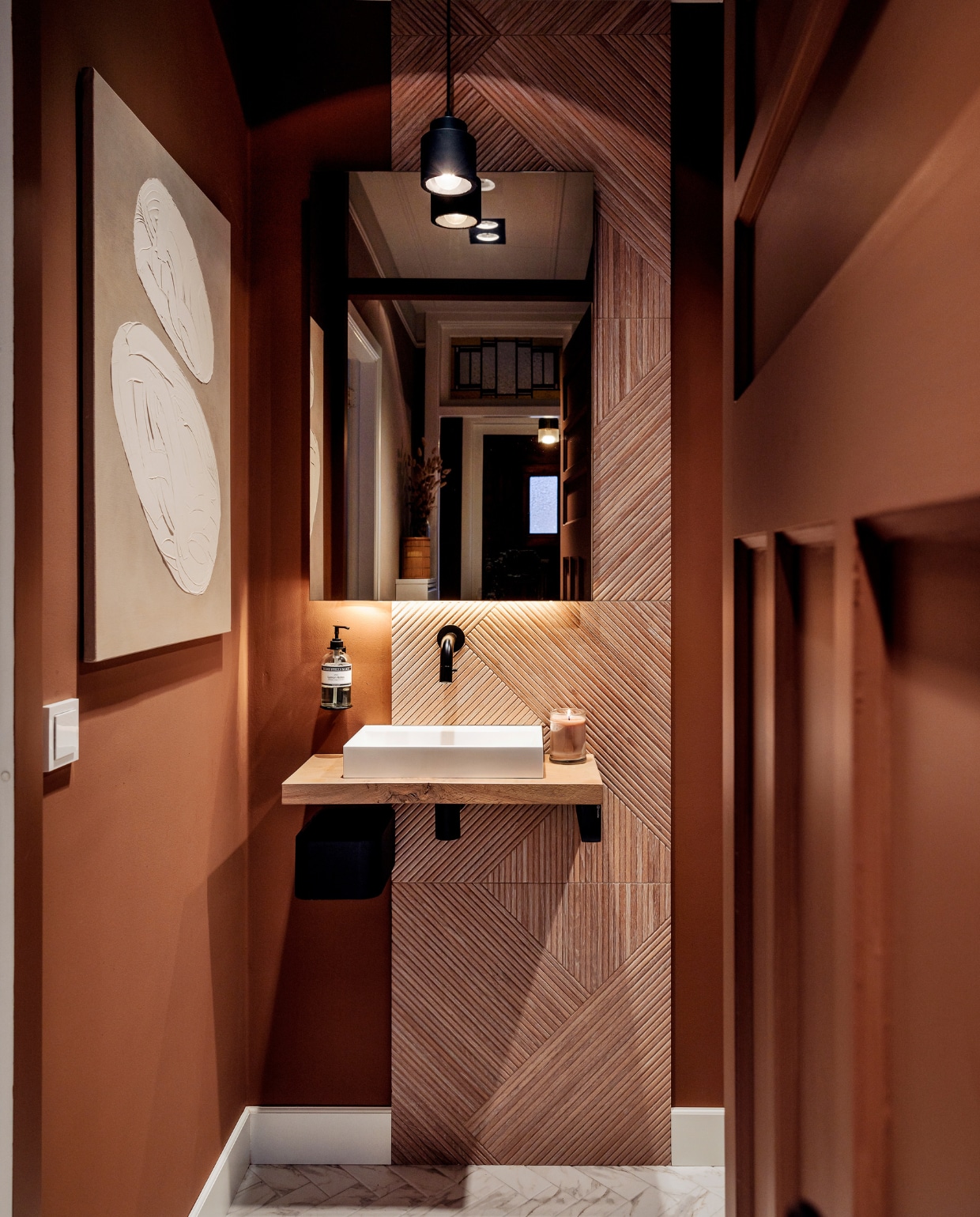 Muurkleur Chocolate River van Histor, vloertegels Kol Tegels &amp; Sanitair, wandtegels Tanzania in Wine van Porcelanosa, hanglamp Left van Zuiver, zeep met houder Marie-Stella-Maris. Wastafelmeubel en kunst zelfgemaakt. vtwonen 01-2024 | fotografie Ernie Enkelaar