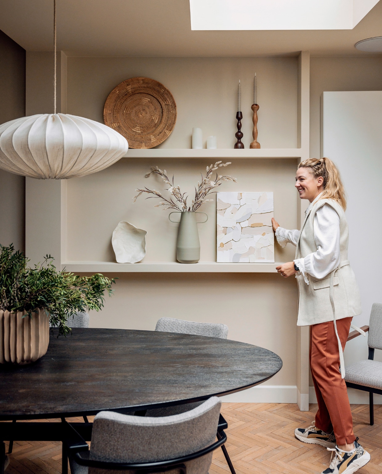Muurverf Crushed Silk van Histor, vloer Loven Tapis van De Woonzaken, eettafel Ramses van Bodilson, eetkamerstoelen Patch van Bodilson, hanglamp Ellipse van Watt &amp; Veke, dressoir Hide van By Fonq, bloempot H&amp;M Home. Accessoires in de kast: bord Loods 5, ledkaarsen Juno, kandelaars Lifestyle Home Collection. Vaas en kunstwerk zelfgemaakt. vtwonen 01-2024 | fotografie Ernie Enkelaar