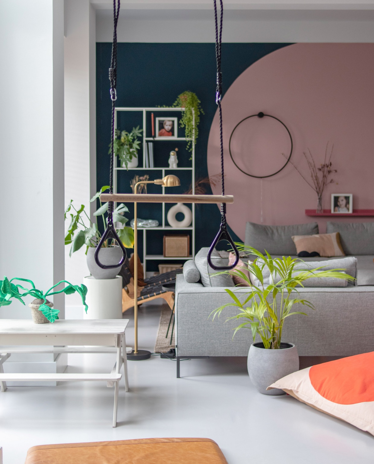 Gymmat Nahka, ringen De Bruine Speeltoestellen, opbergkisten vtwonen, wandkandelaars Fonq, kussen gestreept HKliving, kussen panter H&amp;M home, zitzak Fatboy, lego opbergdozen Lego, raambekleding Veneta. Muurverf Haags blauw van Gamma, muurverf roze onbekend, bank Design on Stock, lage kast Woood, vloerlamp Trendhopper, zwarte bijzettafel Jysk, kussen H&amp;M home, vloerkleed HKliving, kleurrijke schaal was een cadeau, fauteuil winkel bestaat niet meer, posters Postery. Overige onbekend. vtwonen 11-2022 | productie CocoFeatures | fotografie Anne de Haan