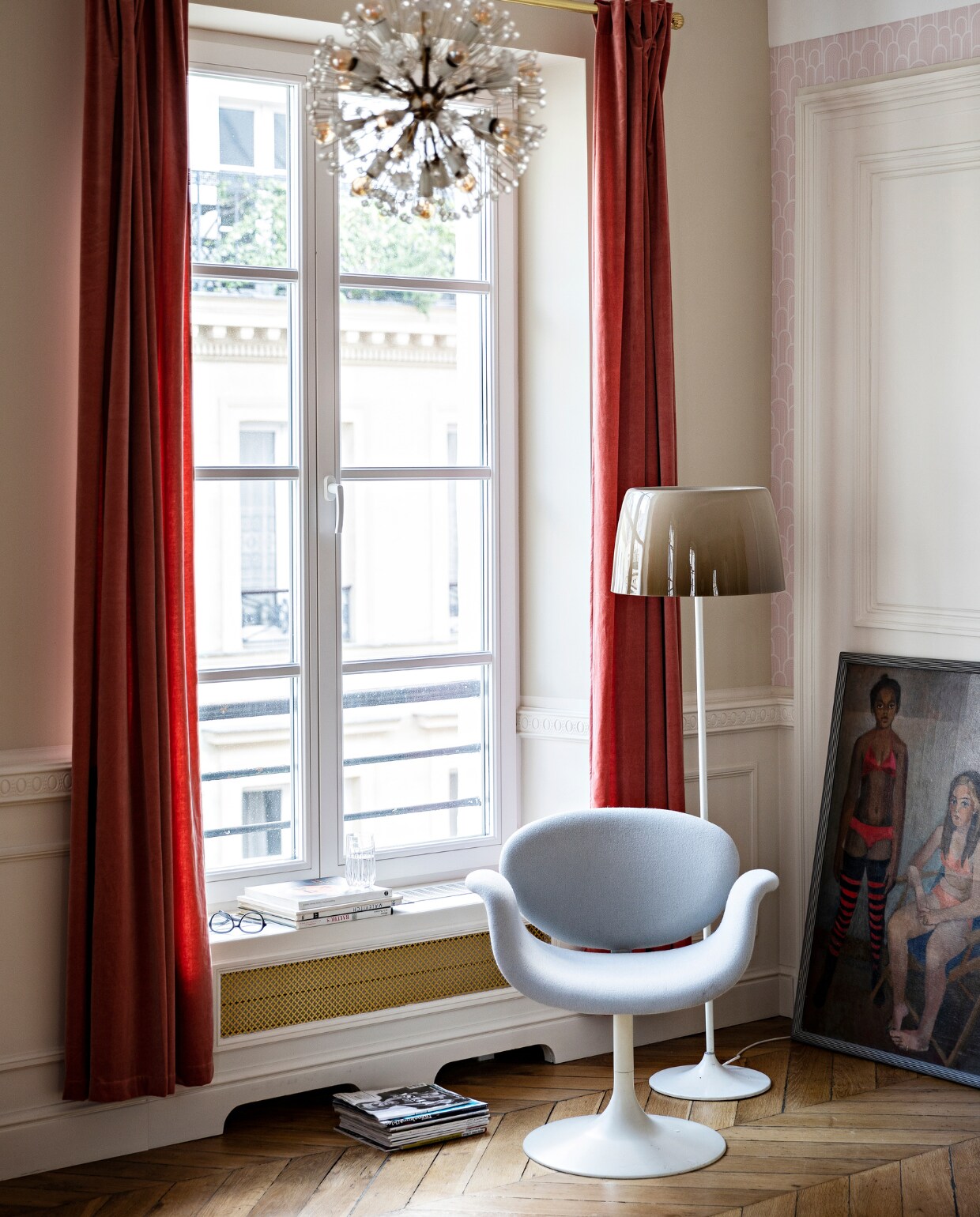 Gordijnen La Redoute. Emil Stejnar-hanglamp vintage. Tulip-stoel Pierre Paulin voor Artifort via Selency. Vloerlamp Hala Undesignable. Overig onbekend. vtwonen special binnenkijken 03-2022 | productie AC Scoffoni | styling Marie-Maud Levron | fotografie Yann Deret
