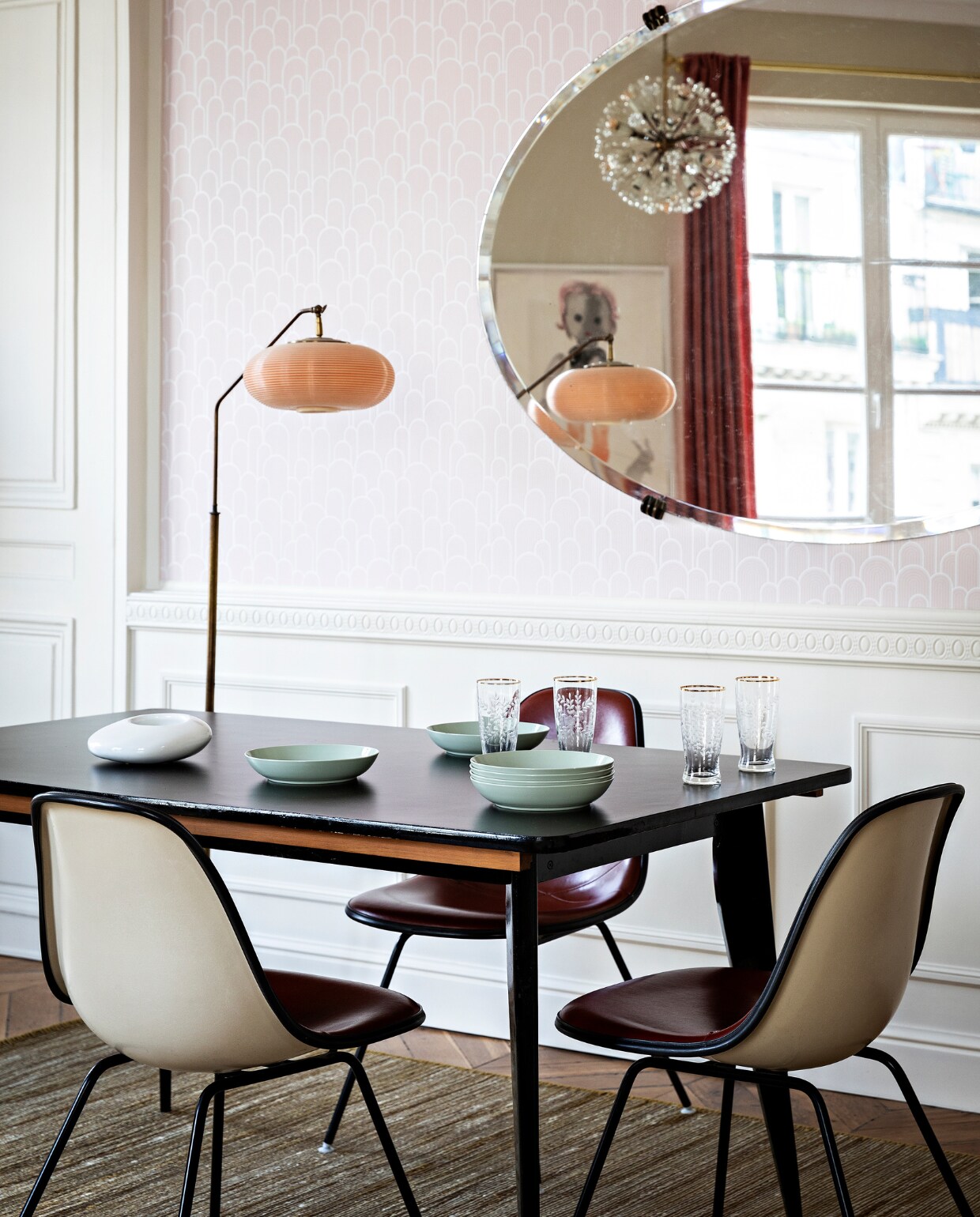 Behang Etoffe. Spiegel gevonden op een vlooienmarkt. Eettafel, vloerlamp en Emil Stejnarhanglamp vintage. Stoelen Eames DSX Vitra. Gordijnen La Redoute. Overig onbekend. vtwonen special binnenkijken 03-2022 | productie AC Scoffoni | styling Marie-Maud Levron | fotografie Yann Deret
