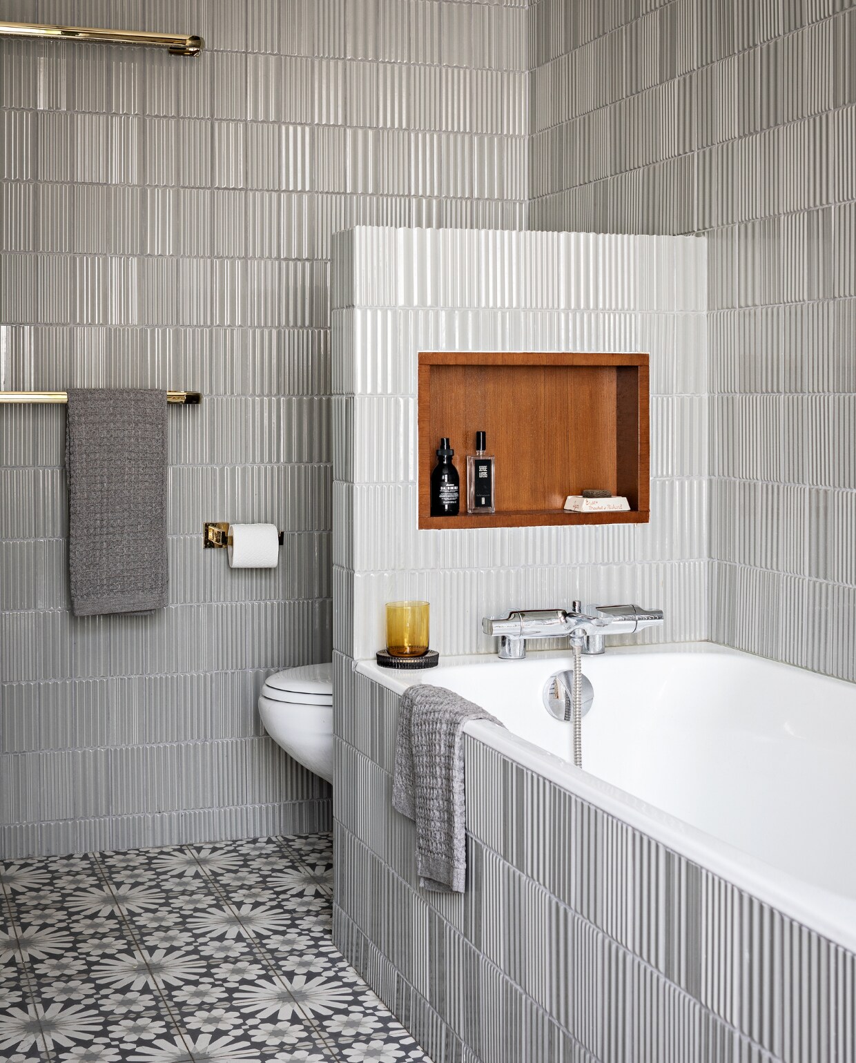 Vloertegels Mosaic del Sur. Wandtegels Linéa Carrelage. Handdoekenstang tweedehands vtwonen special binnenkijken 03-2022 | productie AC Scoffoni | styling Marie-Maud Levron | fotografie Yann Deret