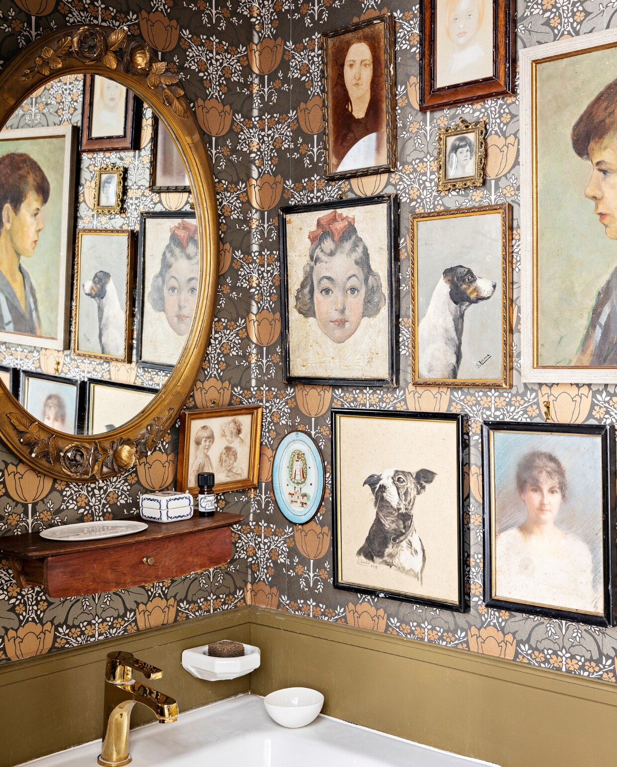 Vintage behang uit de jaren zeventig. Spiegel, lijsten en tekeningen tweedehands. Wastafel Bains &amp; Déco. vtwonen special binnenkijken 03-2022 | productie AC Scoffoni | styling Marie-Maud Levron | fotografie Yann Deret