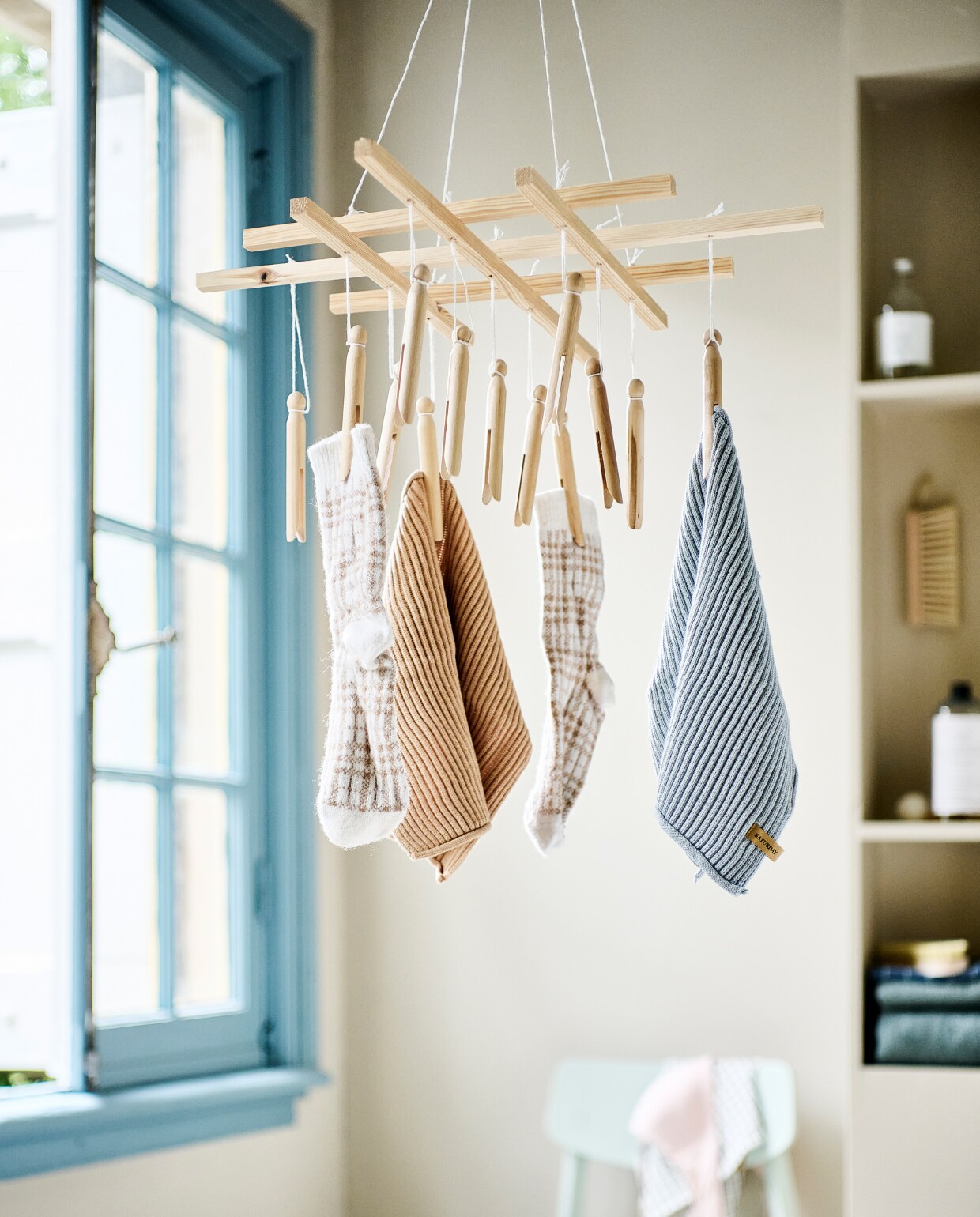 Lakverf kozijn Wit Golven, 500 ml € 30,99 (flexa.nl). Katoenen Vaatdoekjes Ferm Living, set van 7 € 59,- (vtwonen.nl/shop). Wasmiddel € 9,99 (zarahome.com). Linnenwater Katoen € 6,95 (dille-kamille.nl). Katoenen badlakens € 9,99 (hm.com). Overig privébezit. vtwonen special DIY 08-2023 | styling Kelly van Gendt, Corrien Flohil | fotografie Sjoerd Eickmans