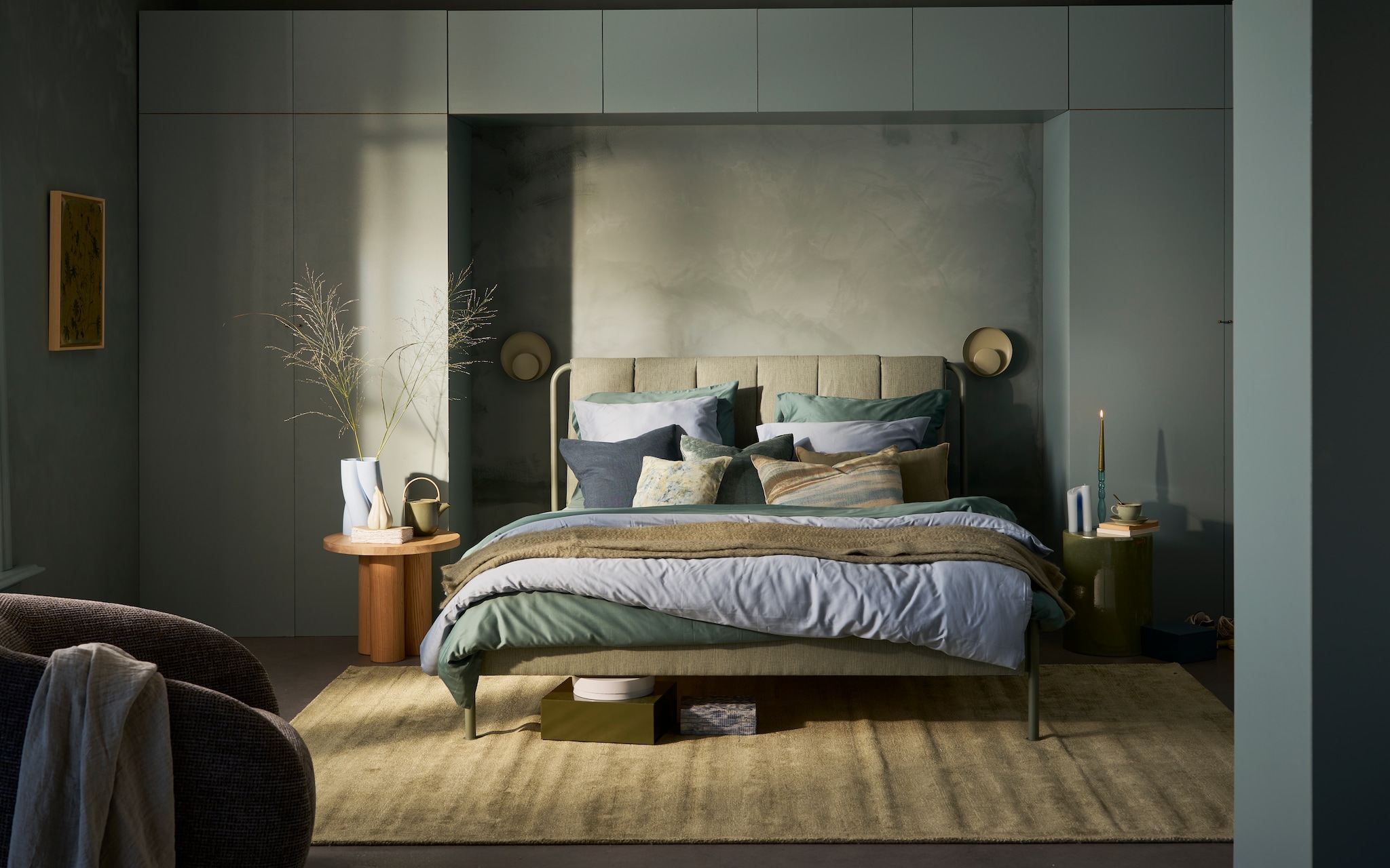 Muurverf Fresco in ‘Blue Reef’, per liter € 57,75, verf kozijnen en kast Traditional Paint in ‘Blue Reef’, per liter € 62,40 (pure-original.nl). Fauteuil Bolzano € 2169,- (boconcept.nl). Linnen plaid over fauteuil € 225,-, groenblauw gevlekt kussen € 89,-, groenblauw gestreept kussen € 89,- (homestede.nl). Schilderij € 450,- (maartjevandennoort.nl). Houten bijzettafel € 589,- (loods5.nl/design). Keramieken vaas Wocky € 59,-, kaars Wocky € 29,- (festamsterdam.com). Keramieken pompoen € 17,99, kop en schotel € 10,99, groen linnen kussen € 29,99 (zarahome.com). Notitieboek van geschept papier € 31,70, blauwwitte opbergbox € 169,- (badenbaden.nl). Theepot € 57,50, glazen kandelaar € 22,50 (paviljoennoord.com). Vloerkleed € 250,- (loods5.nl/goods). Wandlamp Marsi van Nordlux, € 54,99 (fonq.nl). Bed Tällåsen met gestoffeerd hoofdbord, 160x200 cm (lxb) € 219,- (ikea.nl). Katoensatijnen dekbedovertrekken met bijpassende kussenslopen in Faded blue en Deep green, per set vanaf € 109,95 (yumeko.nl). Mohair deken € 249,-, donkerblauw linnen kussen in Indigo € 30,- (bymolle.com). Blauw fluwelen kussen van William Yeoward € 97,- (wva.nl). Groene opbergbox € 17,-, lichtblauwe ronde opbergbox € 25,- (hay.nl). Keramieken kruk € 89,- (karwei.nl). Overig privébezit.  vtwonen 02-2024 | styling Danielle Verheul | fotografie Jeroen van der Spek